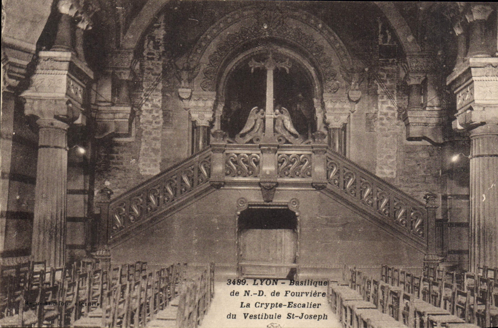 CPA Lyon Basilique de Notre Dame de Fourviere La crypte Escalier du vestibule St Joseph