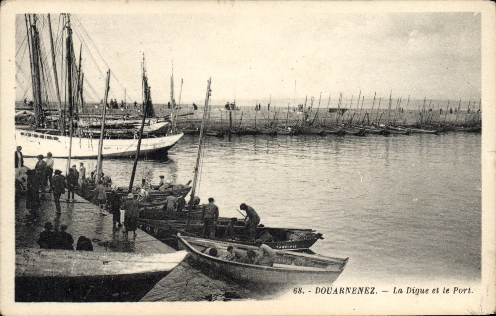 VINTAGE POSTCARD Douarnenez the Dam and the Port Boats