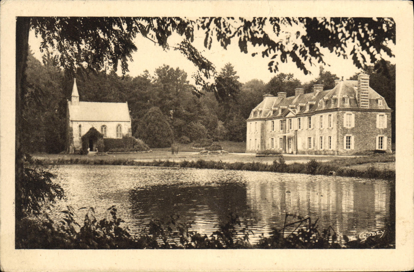 CPA Trelly Le Chateau Chapelle et Etang
