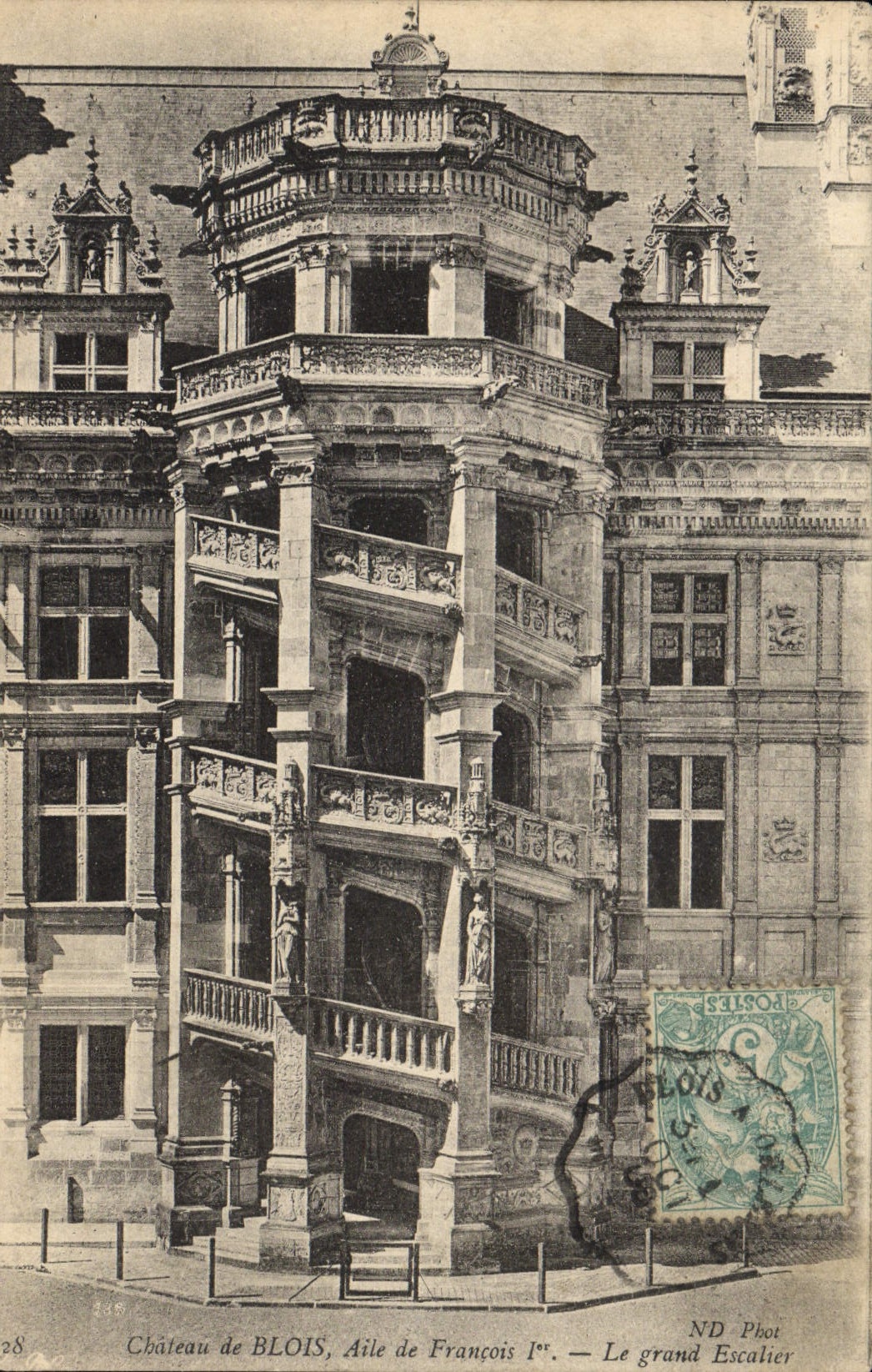 CPA Chateau de Blois Aile de Francois 1er Le grand escalier