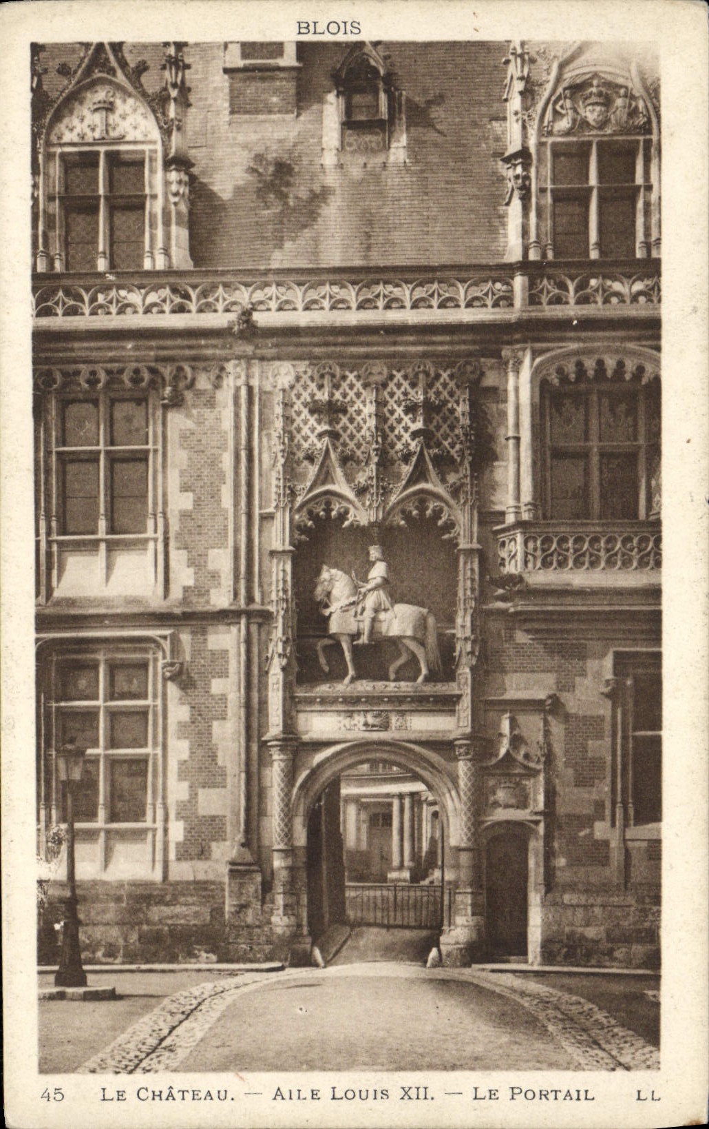 CPA Le Chateau Aile Louis XII Le Portail