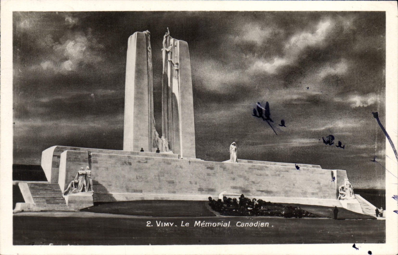 VINTAGE POSTCARD Vimy the Canadian memorial Militaria