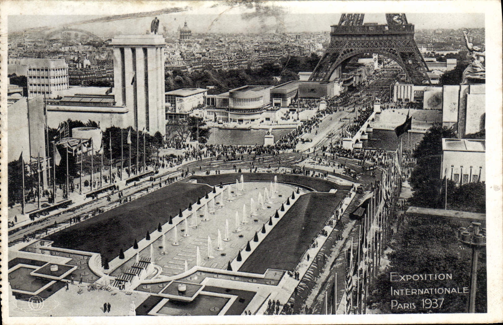 CPA Exposition Internationale Paris 1937 Tour Eiffel Panorama d'ensemble avec les bassins du Trocadero