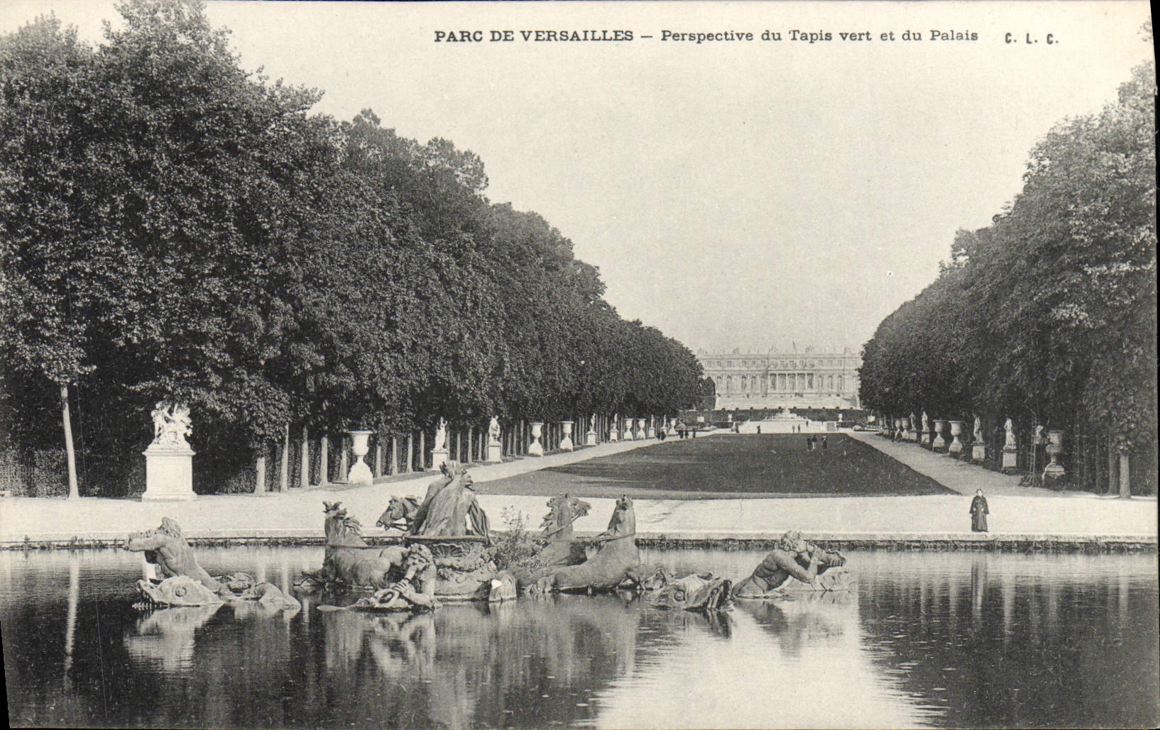 VINTAGE POSTCARD Park Of Versailles View Of the Green Carpet And the Palate