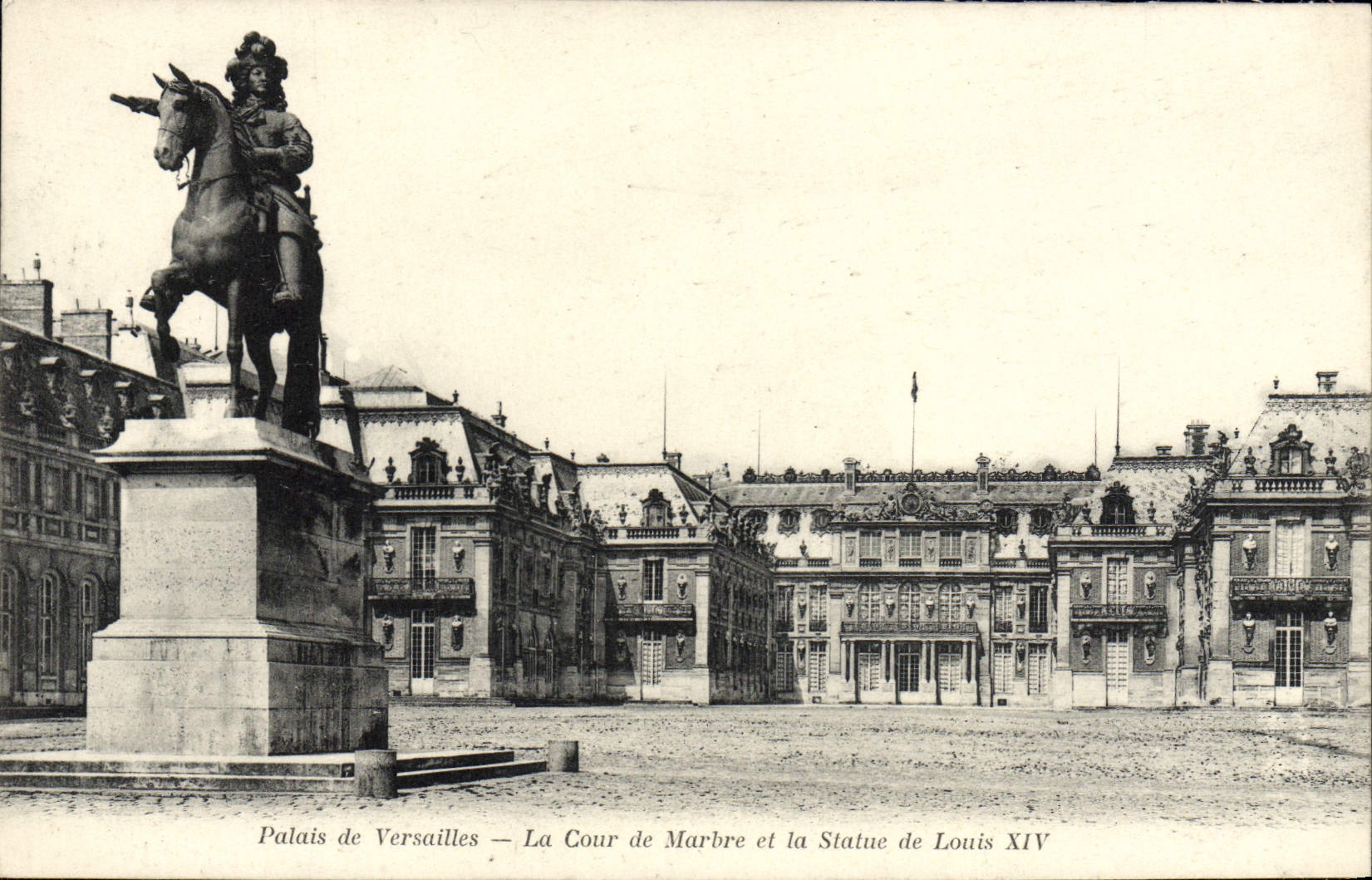 VINTAGE POSTCARD Palate Of Versailles Marble Court and the statue of Louis XIV