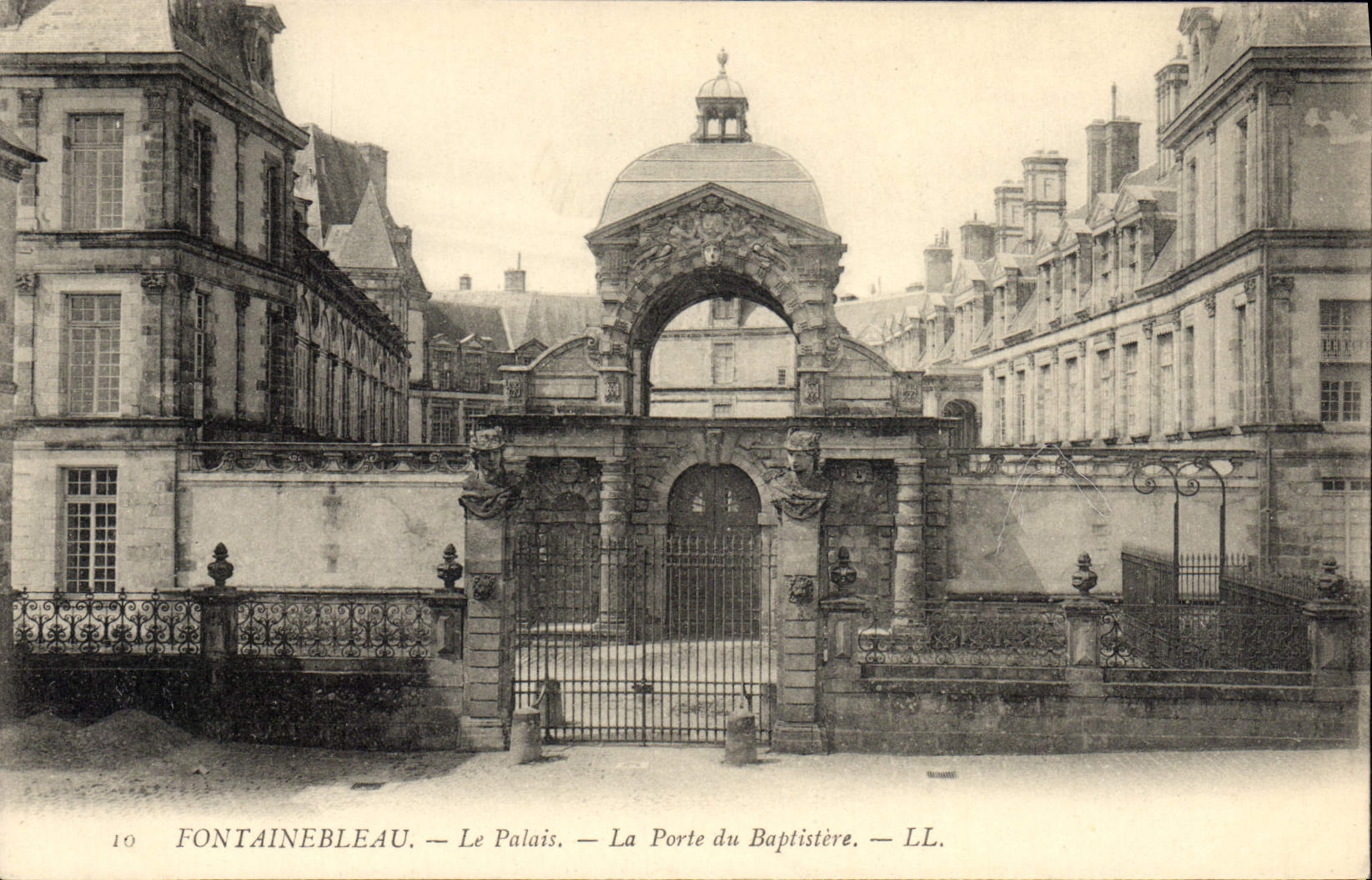 VINTAGE POSTCARD Fontainebleau the Palate the Gate Of the Baptistry
