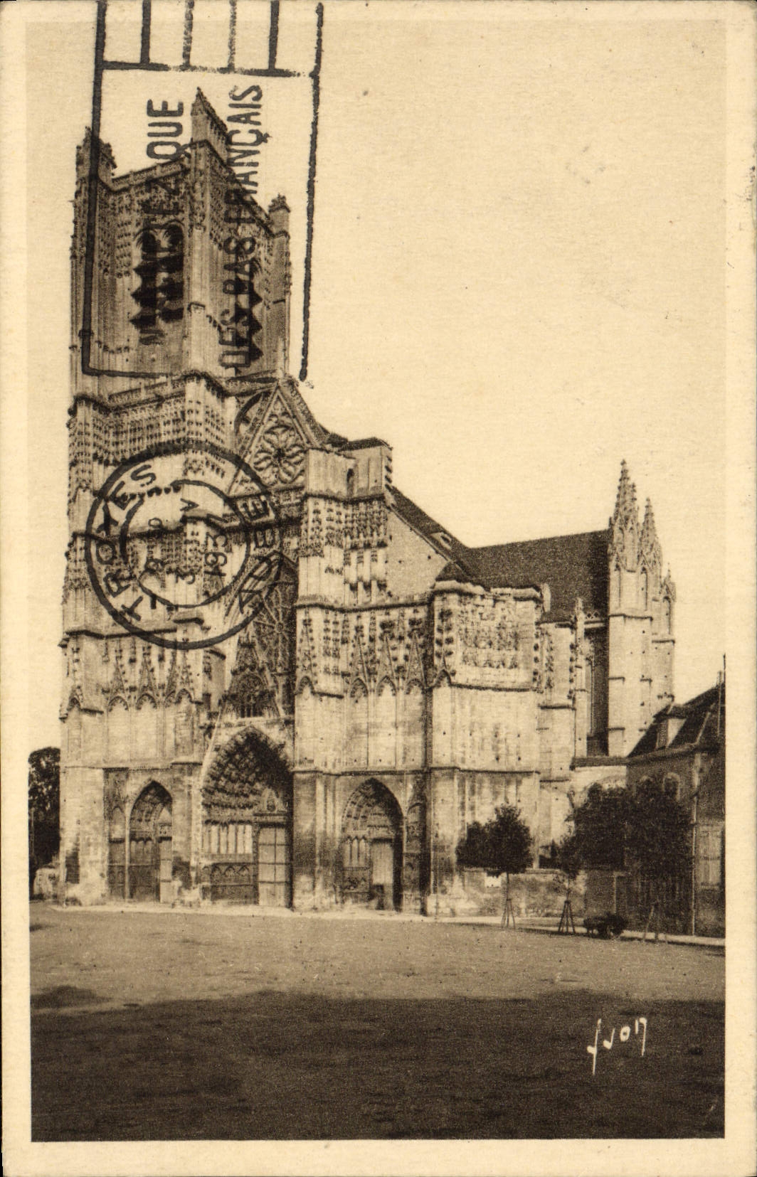 VINTAGE POSTCARD Auxerre the Cathedral St Etienne