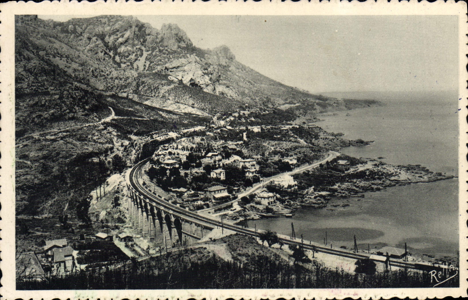 Camino de Antheor de la POSTAL de la VENDIMIA de la cornisa del oro y el viaducto del ferrocarril