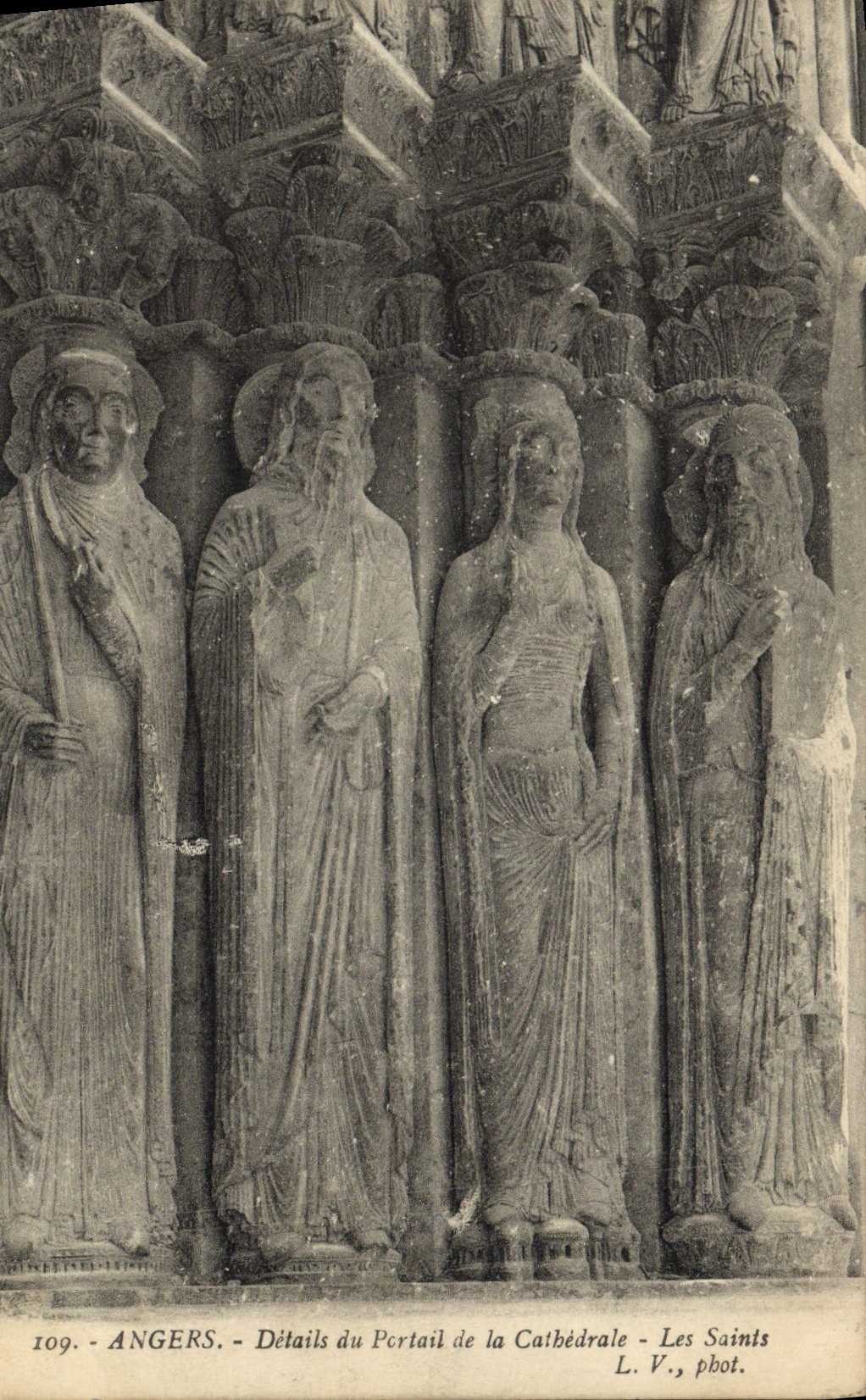 La POSTAL de la VENDIMIA encoleriza los detalles de la puerta de los santos de la catedral