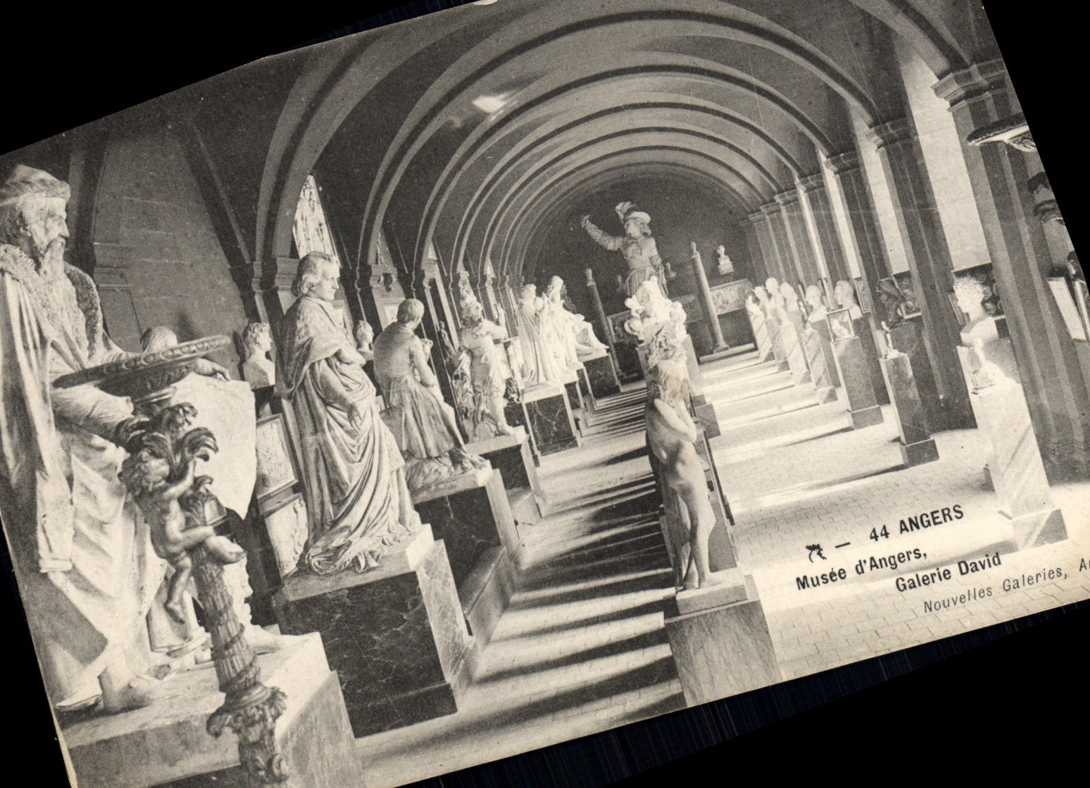 La POSTAL de la VENDIMIA encoleriza el museo de encoleriza la galería David