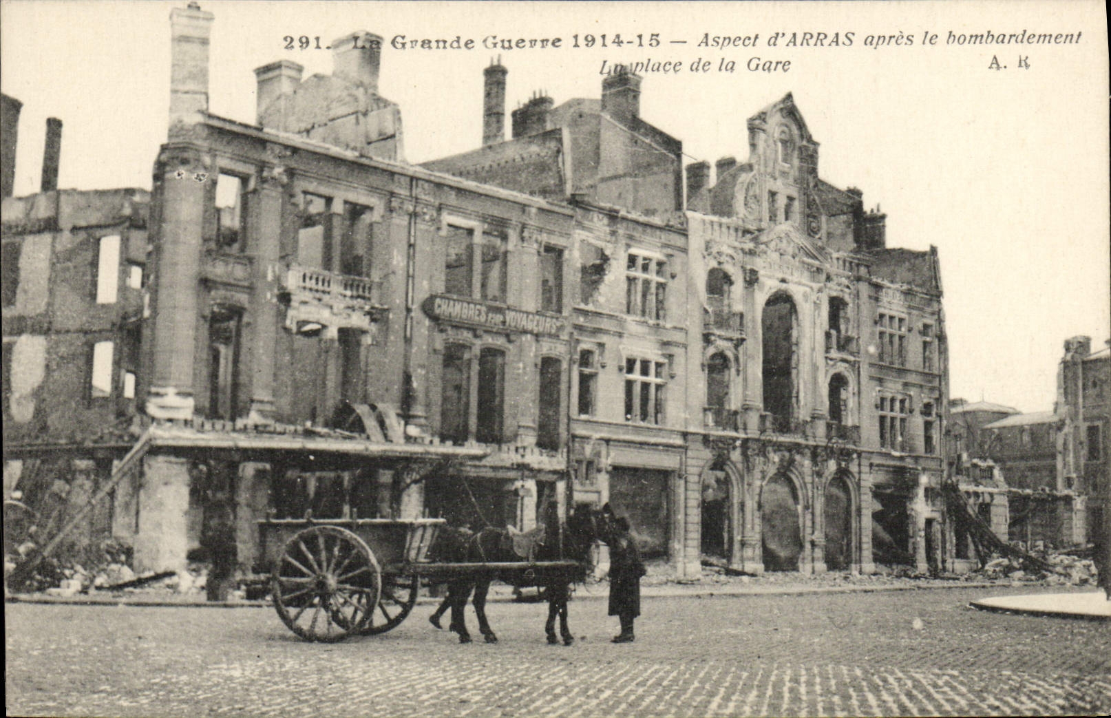 CPA La Grande Guerre Aspect D'Arras Apres le bombardement La place de la gare Militaria