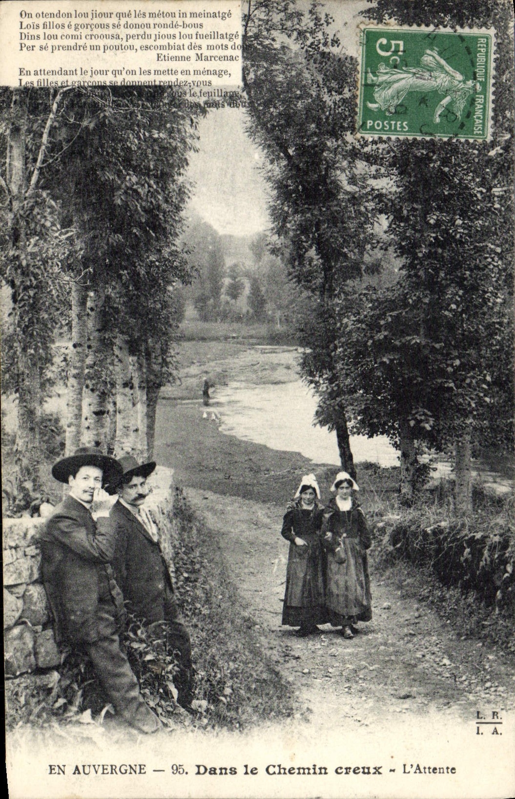 CPA En Auvergne Dans Le Chemin Creux L'attente Folklore