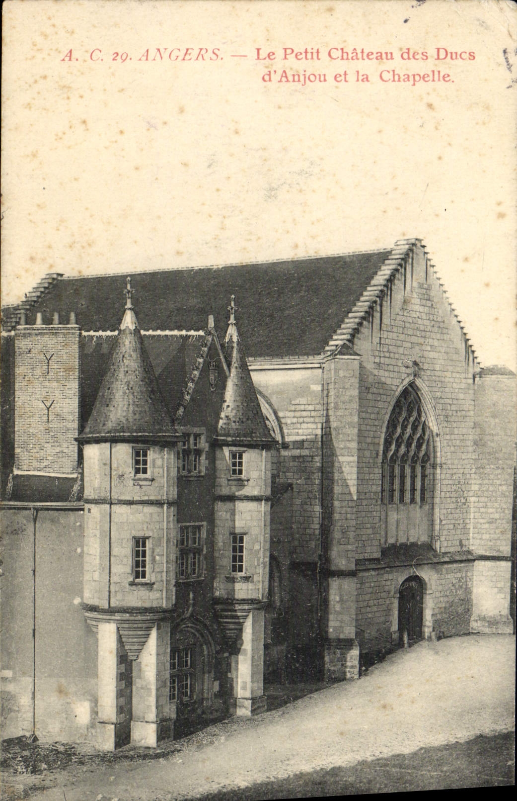CPA Angers Le Petit Chateau Des Ducs d'Anjou et la chapelle