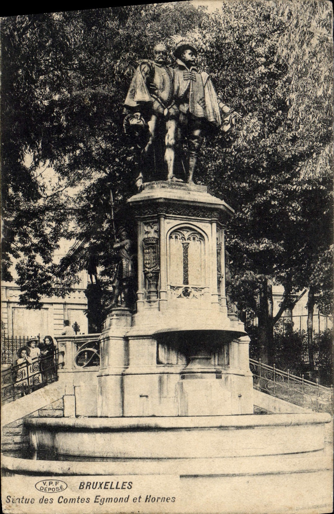 CPA Bruxelles Statue de Comtes Egmond et Hornes