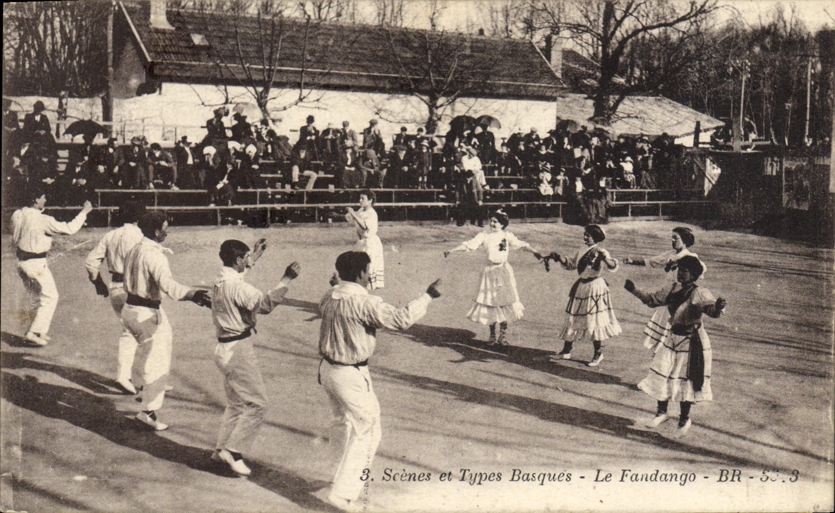 CPA Scenes et types basques Le Fandango Folklore