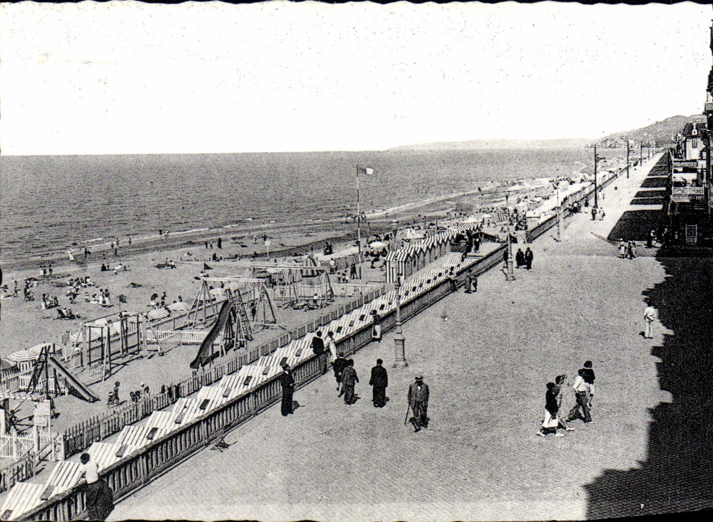 CPM Cabourg La Terrasse des Anglais Vers l'Est
