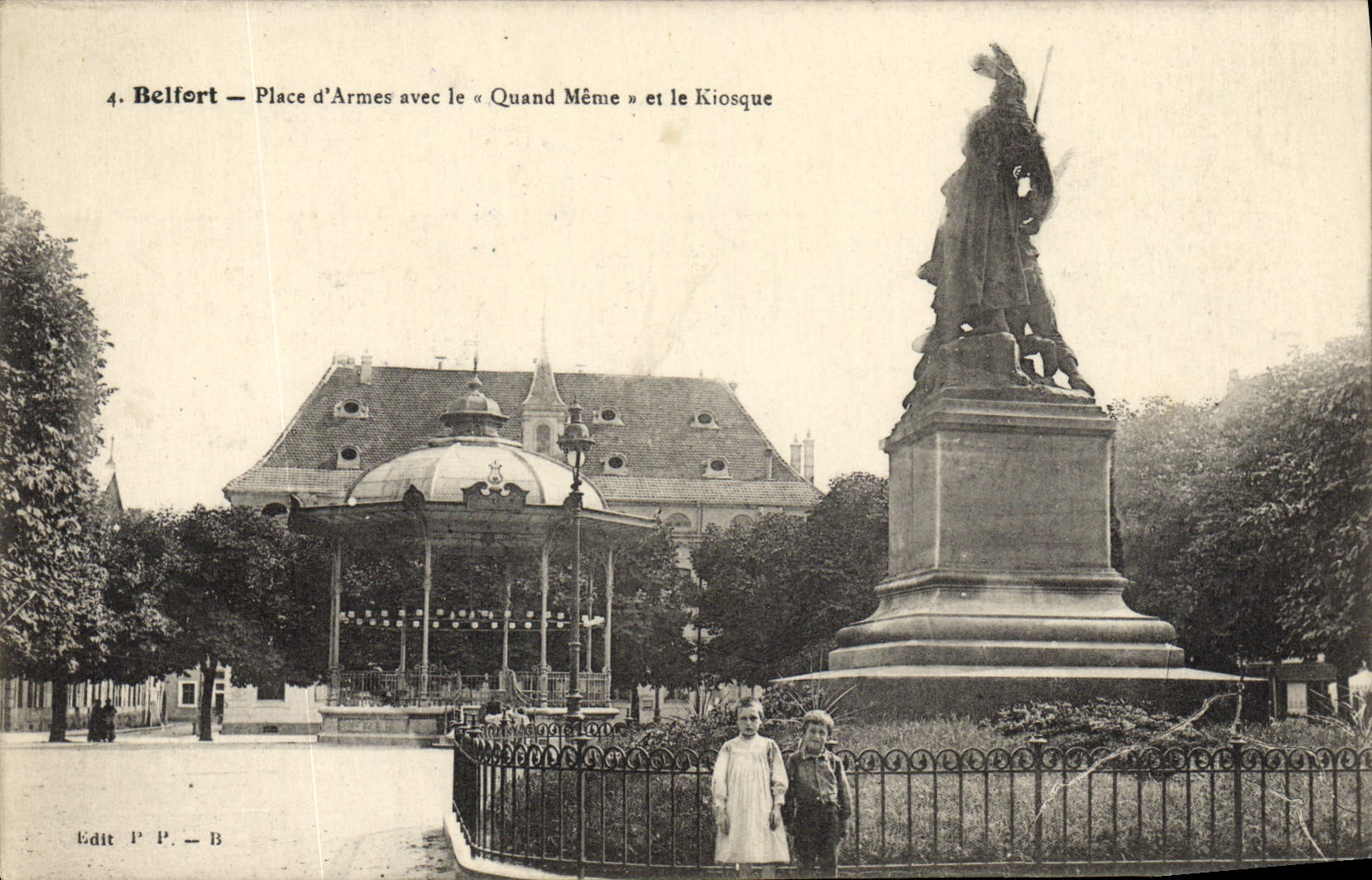 CPA Belfort Place d'Armes avec le Quand Meme et le Kiosque