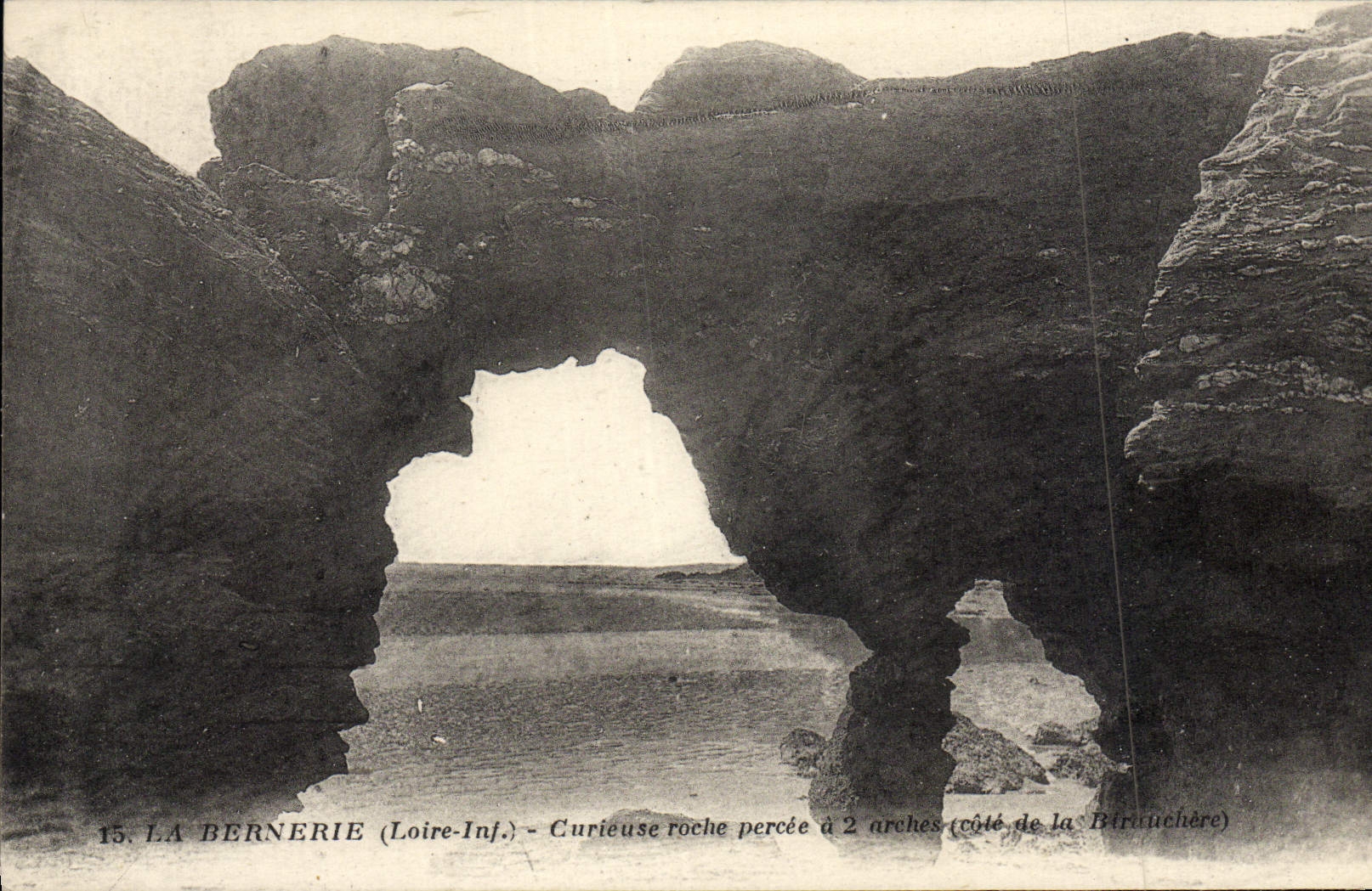 CPA La Bernerie Curieuse roche percee a 2 arches