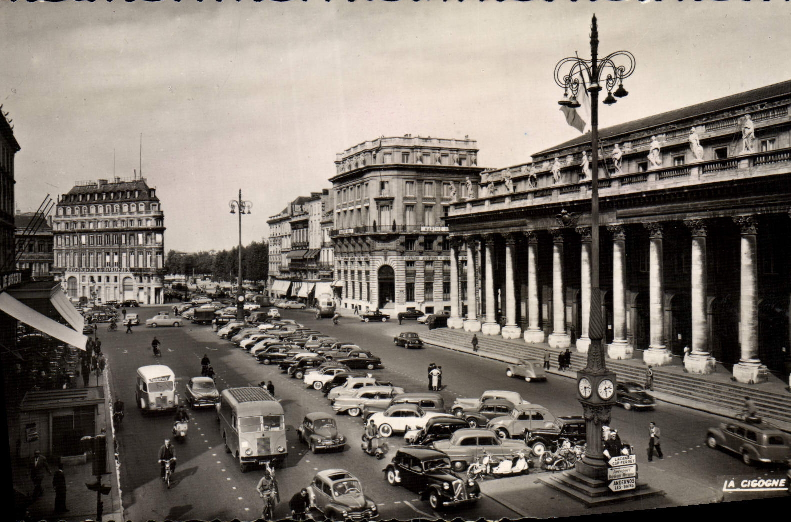 CPM Bordeaux La Place de la Comedie