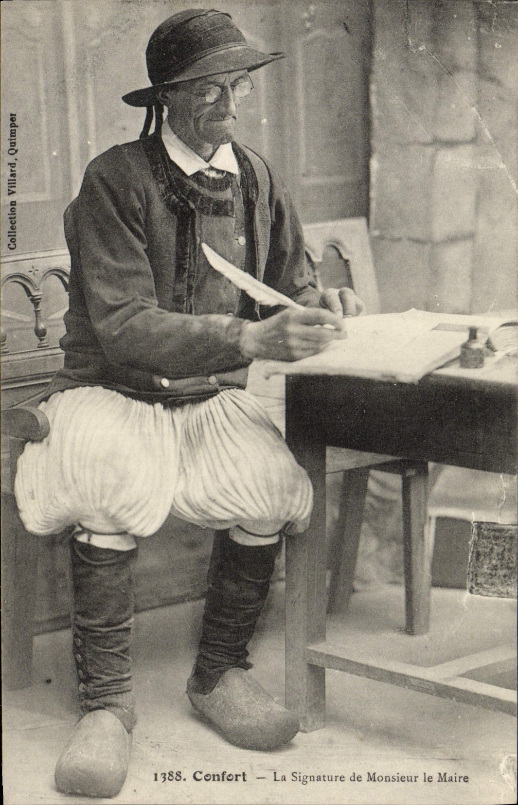 CPA Confort La Signature de Monsieur le Maire Folklore