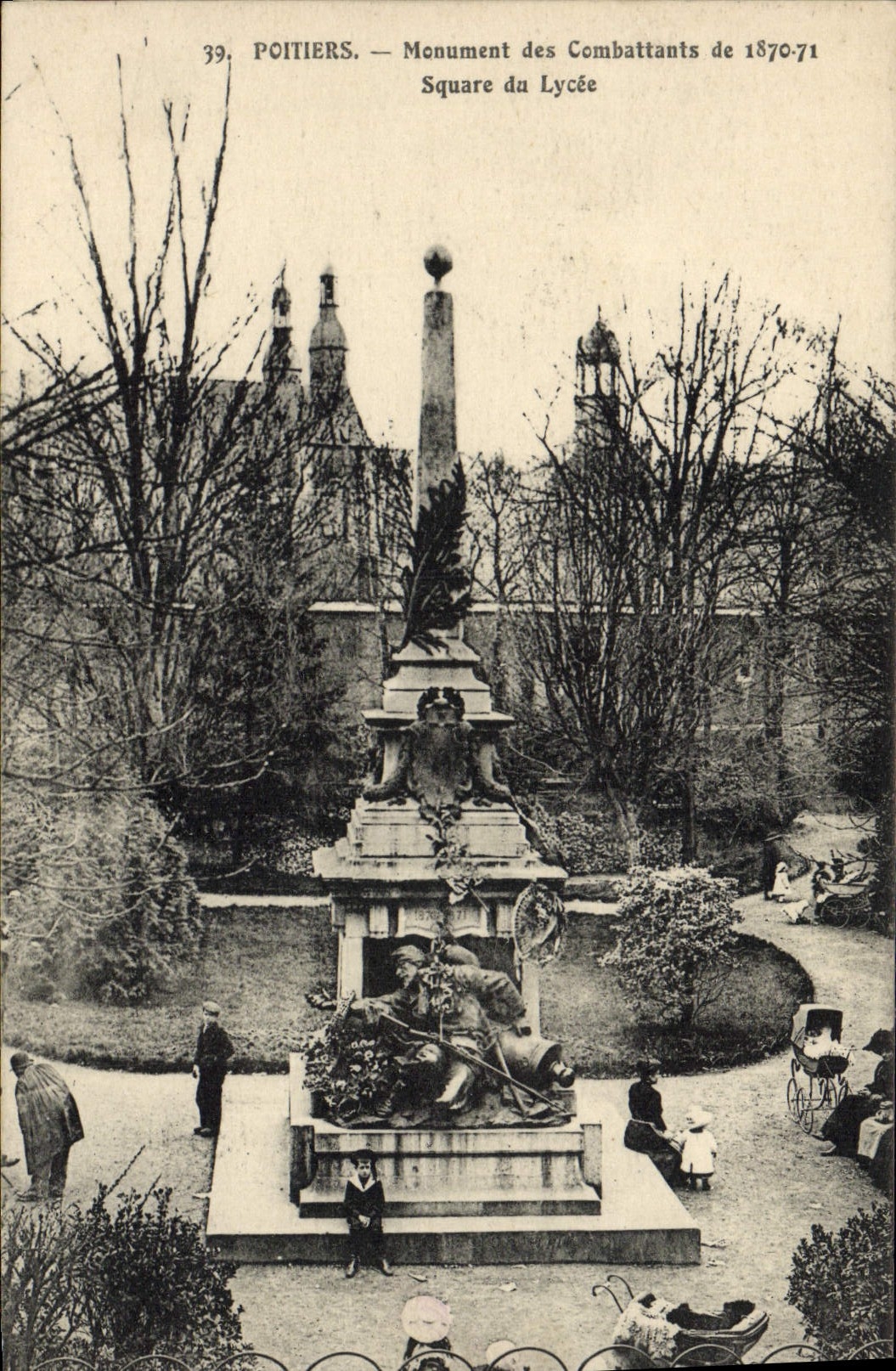 CPA Poitiers Monument des Combattants de 1870 1871 Square du Lycee