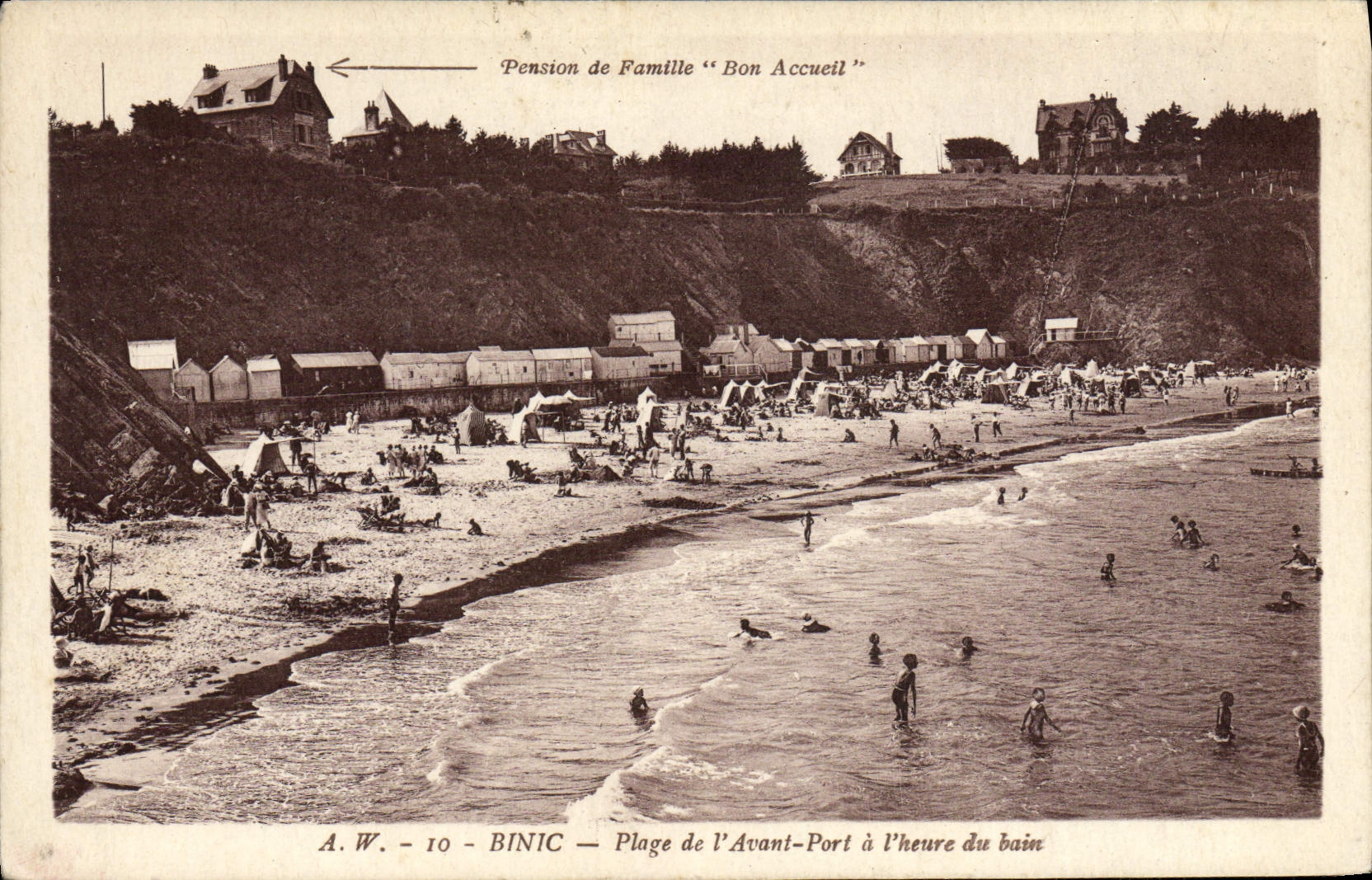 Playa de Binic de la POSTAL de la VENDIMIA antes del puerto por la hora del baño