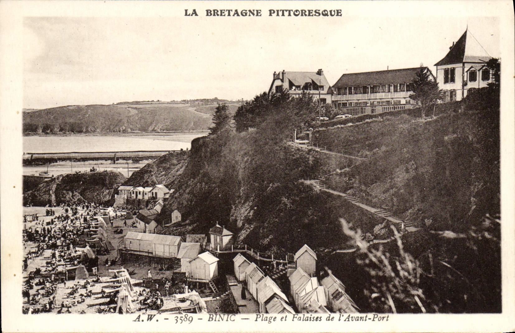Playa de Bretaña Binic de la POSTAL de la VENDIMIA y acantilados pintorescos antes del puerto