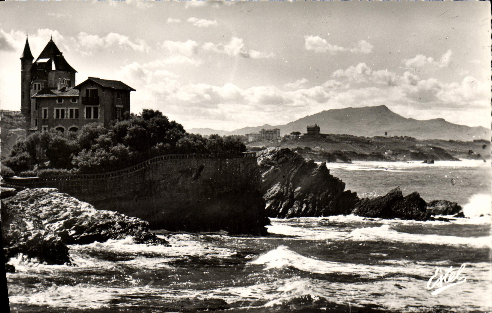 MODERN CARD Biarritz Belza Villa At the Bottom Rhune