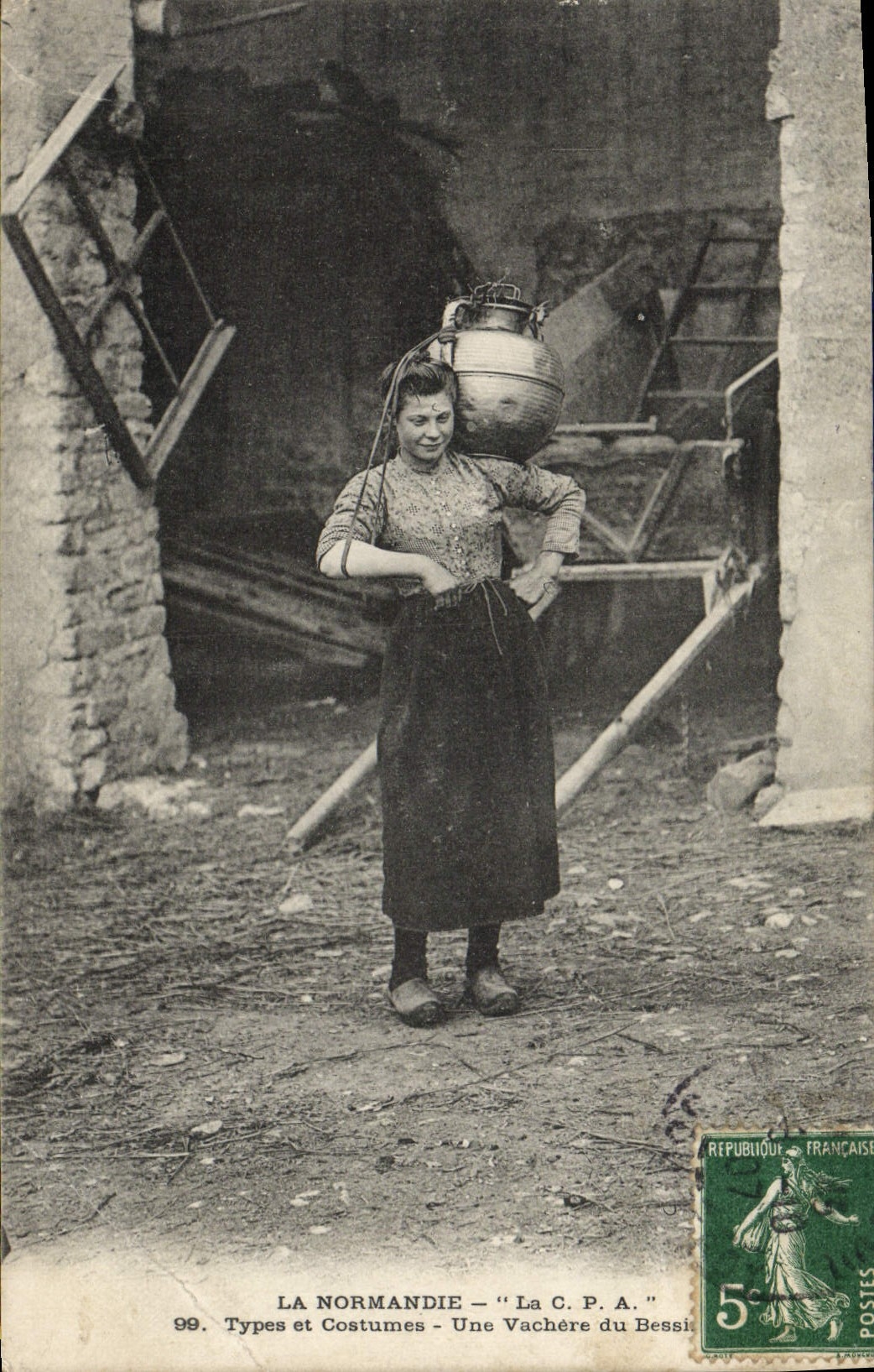 CPA La Normandie Une Vachere du Besin Folklore