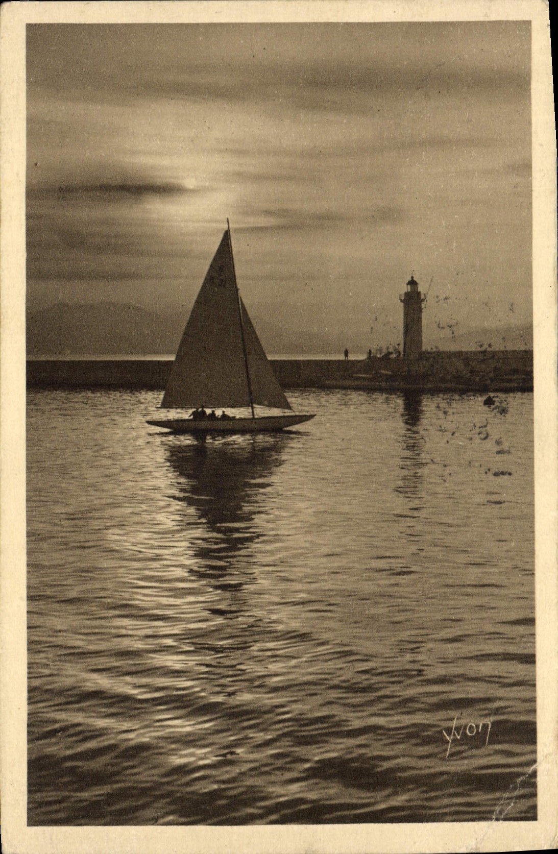 CPA Cannes Coucher de soleil Phare Bateau 