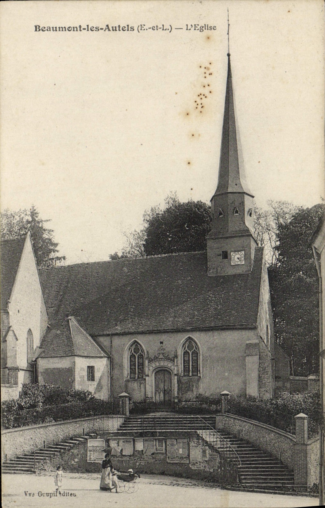 El horno de Beaumont de la POSTAL de la VENDIMIA tiende un puente sobre la iglesia