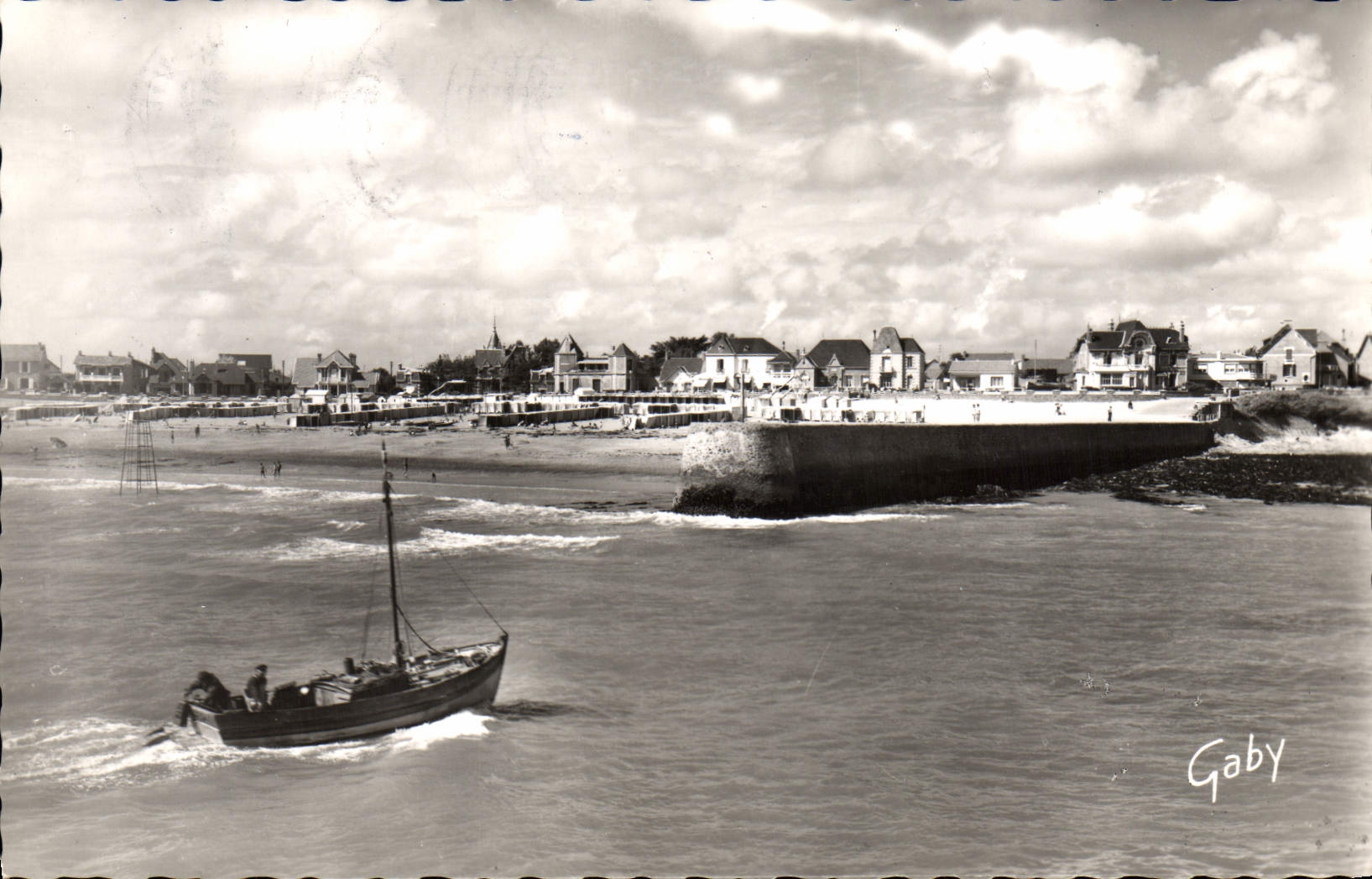 CPM Croix De Vie La Jetee et la Plage Bateau