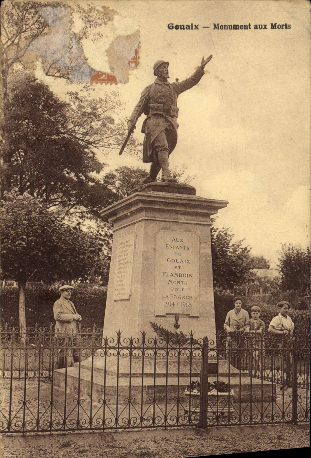 CPA Gouaix Monument aux Morts Militaria