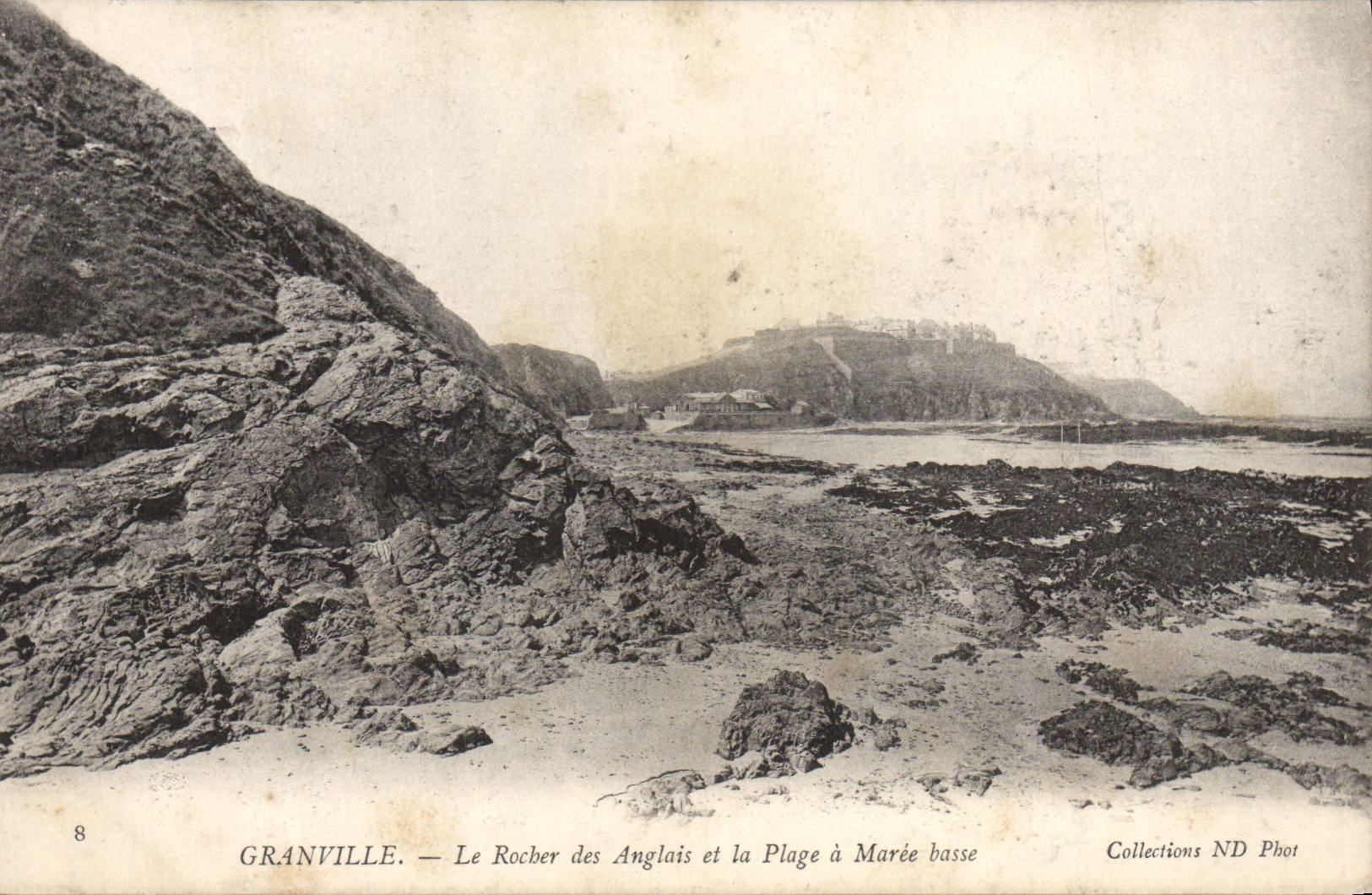 CPA Granville Le Rocher Des Auglais Et La Plage A Maree Basse