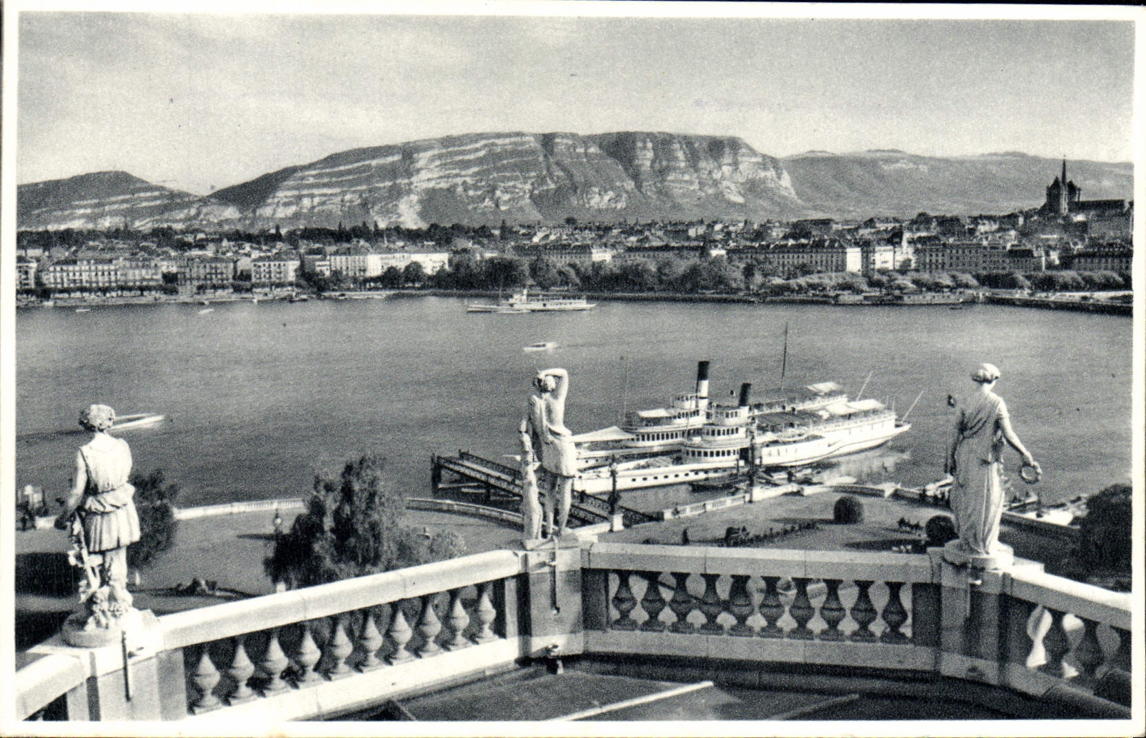 CPM Geneve Vue generale Bateau