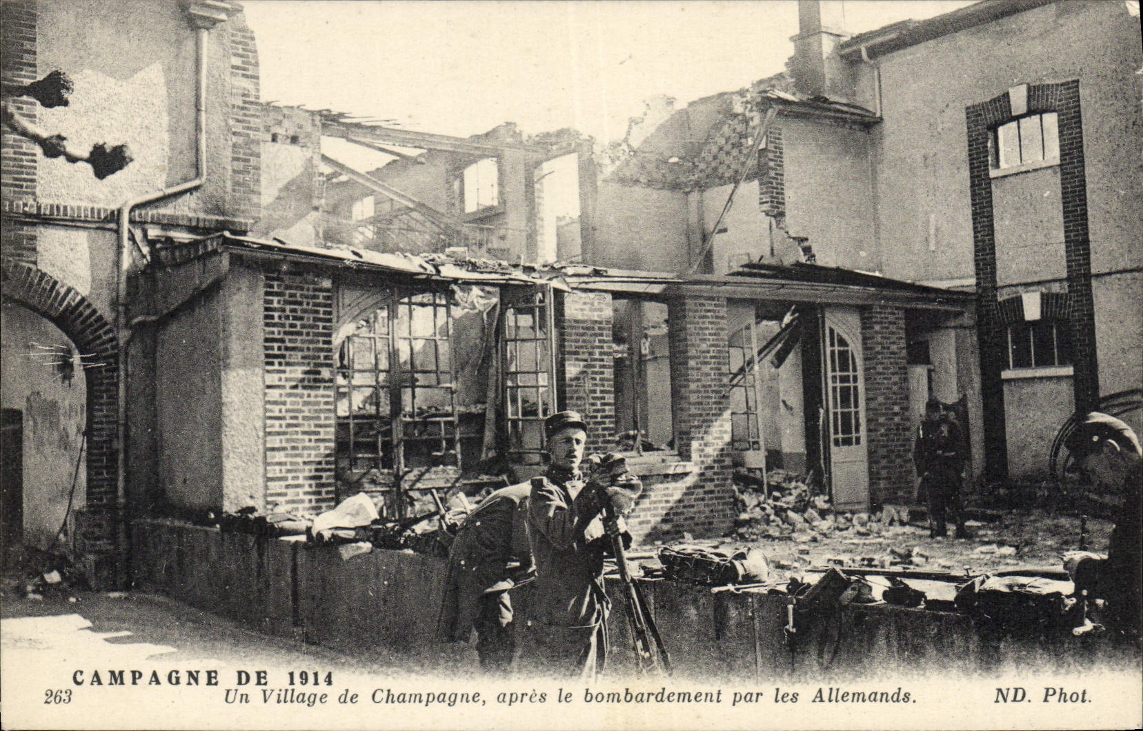 CPA Campagne Un Village De Champagne apres le bombardement par les Allemands Militaria