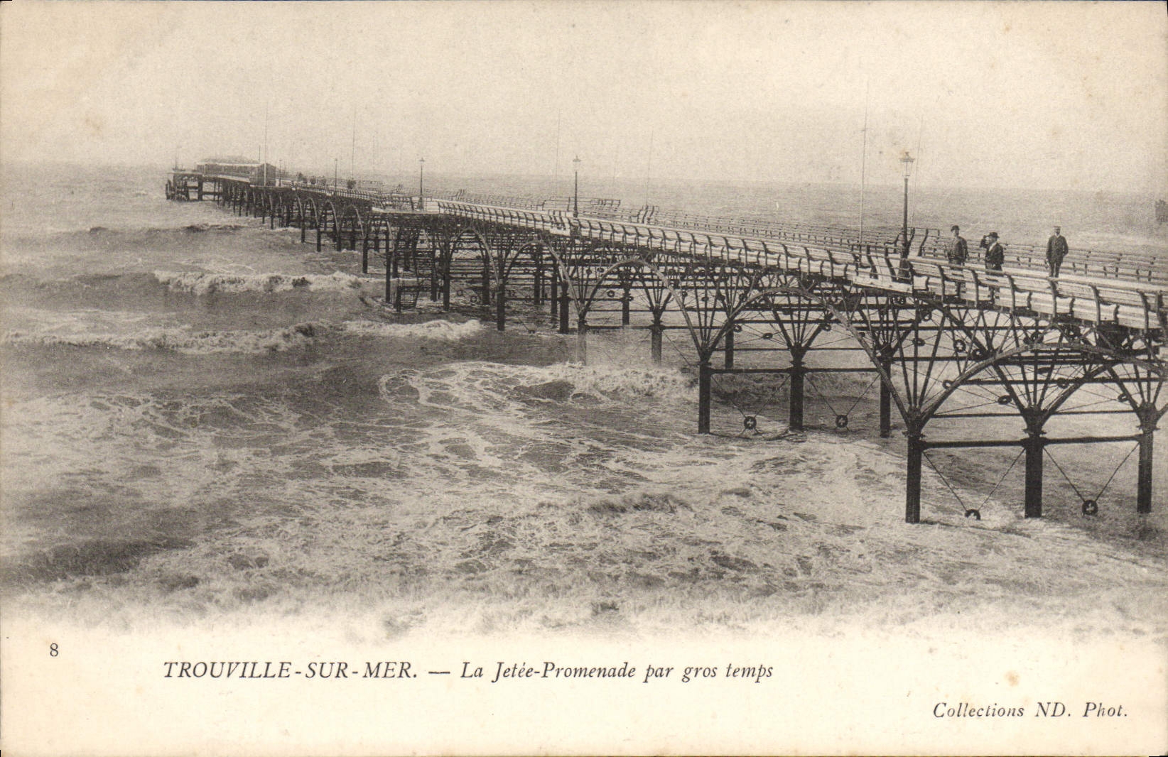 CPA Trouville sur Mer La jetee promenade par gros temps