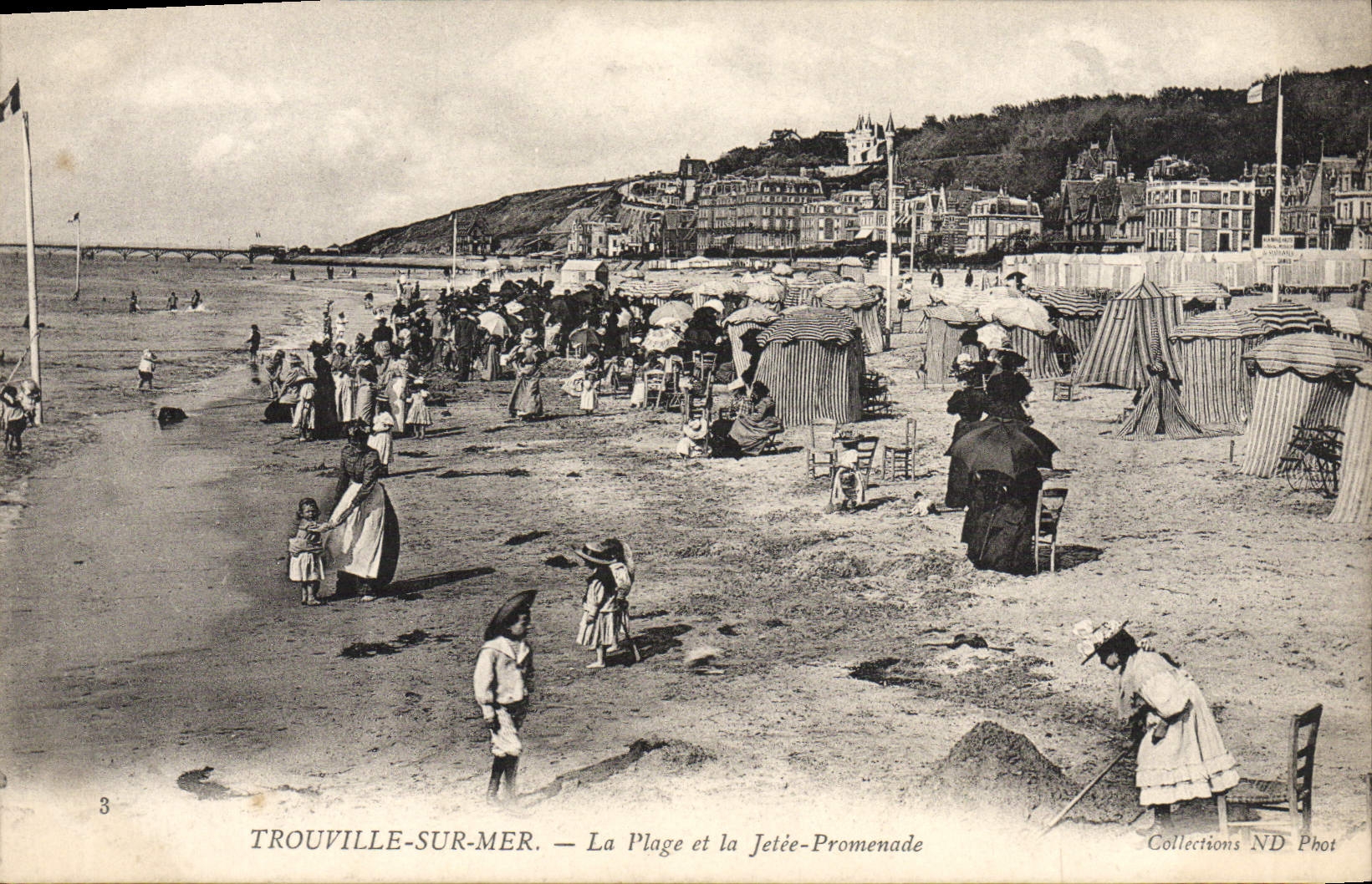 CPA Trouville sur Mer La plage et la jetee promenade
