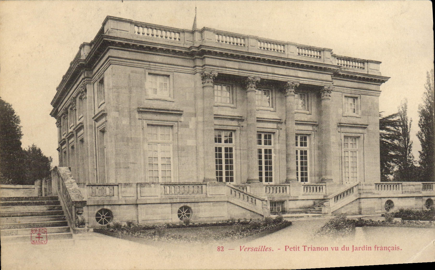 CPA Versailles Petit Trianon vu du jardin francais