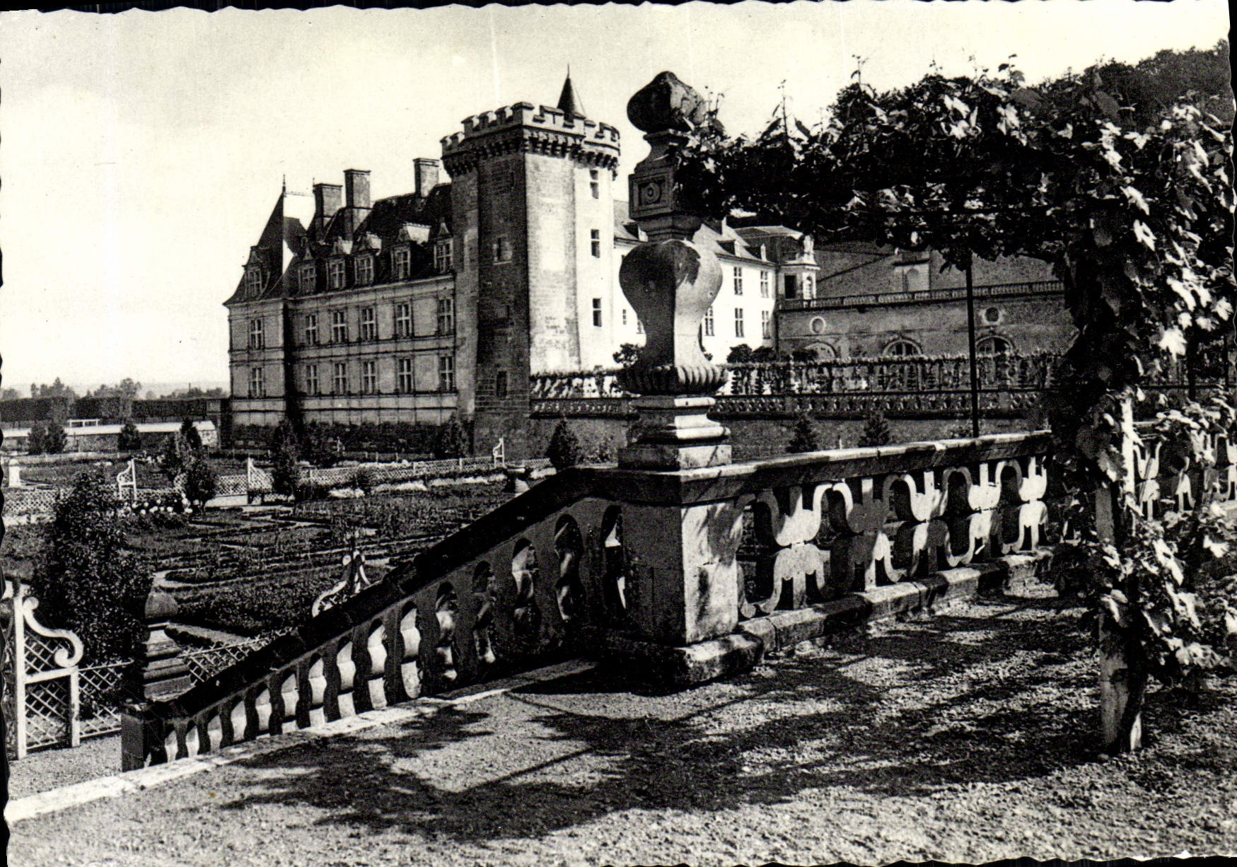 CPM Villandry Vue Sur Le Chateau Et Les Jardins