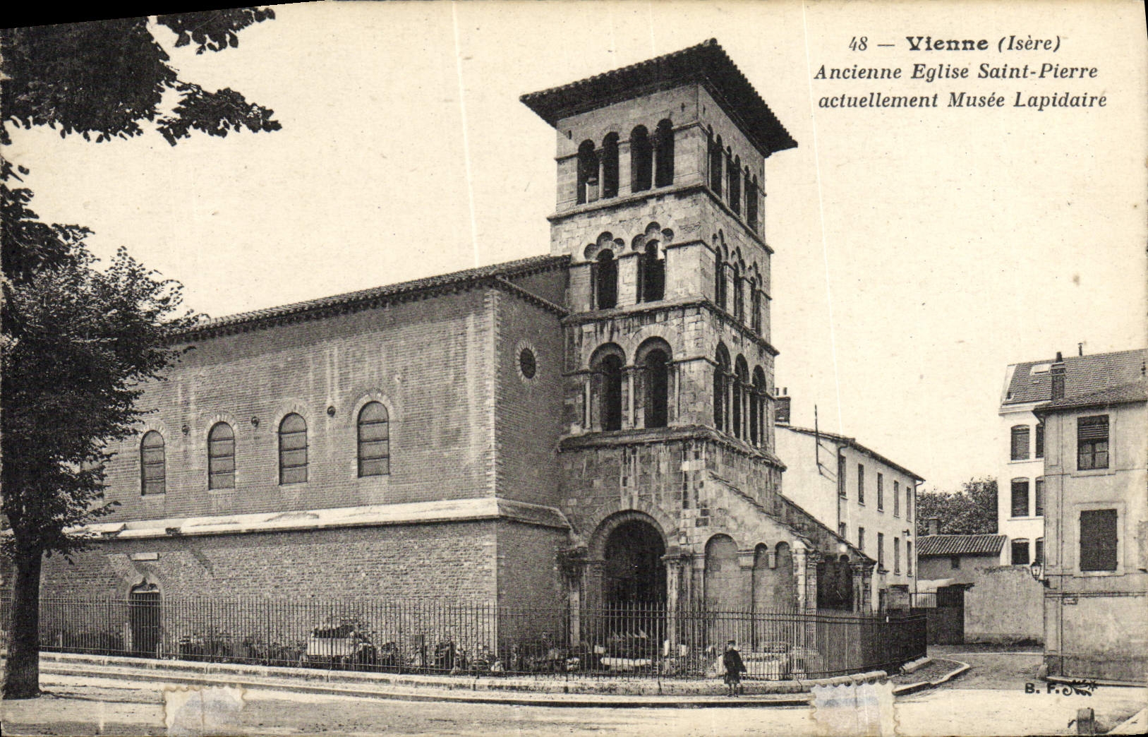 CPA Vienne Ancienne Eglise Saint Pierre actuellement Musee Lapidaire