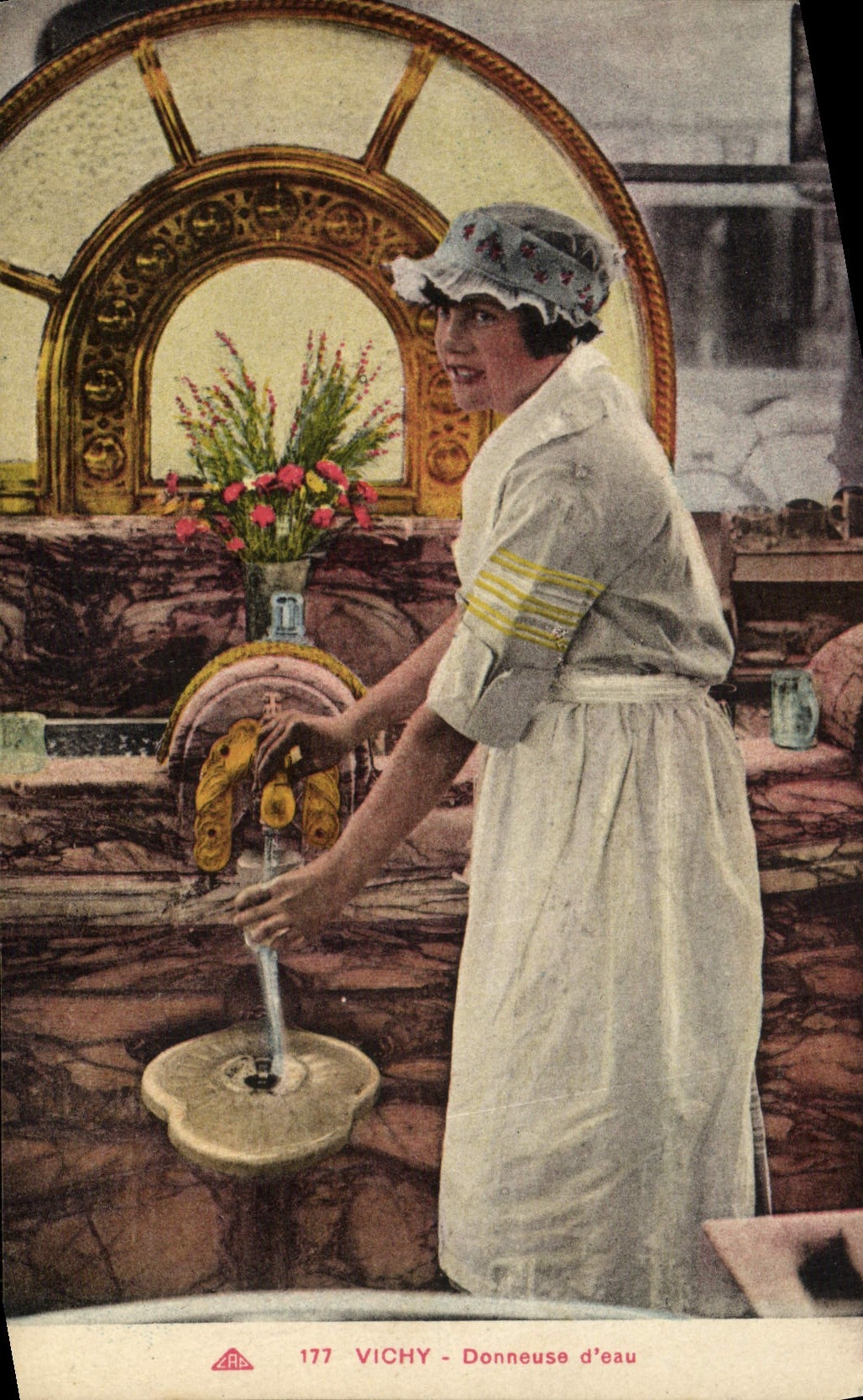 VINTAGE POSTCARD Vichy Donneuse D' Eau