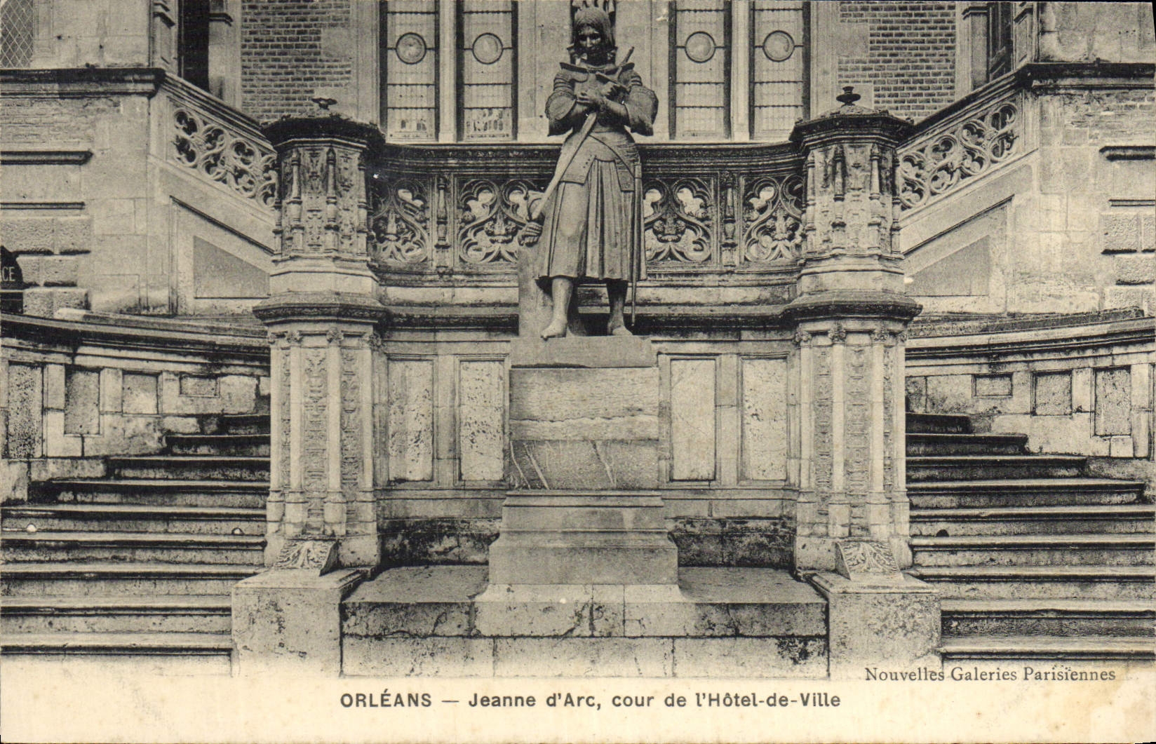 CPA Orleans Jeanne D'Arc Cour de l'hotel de ville