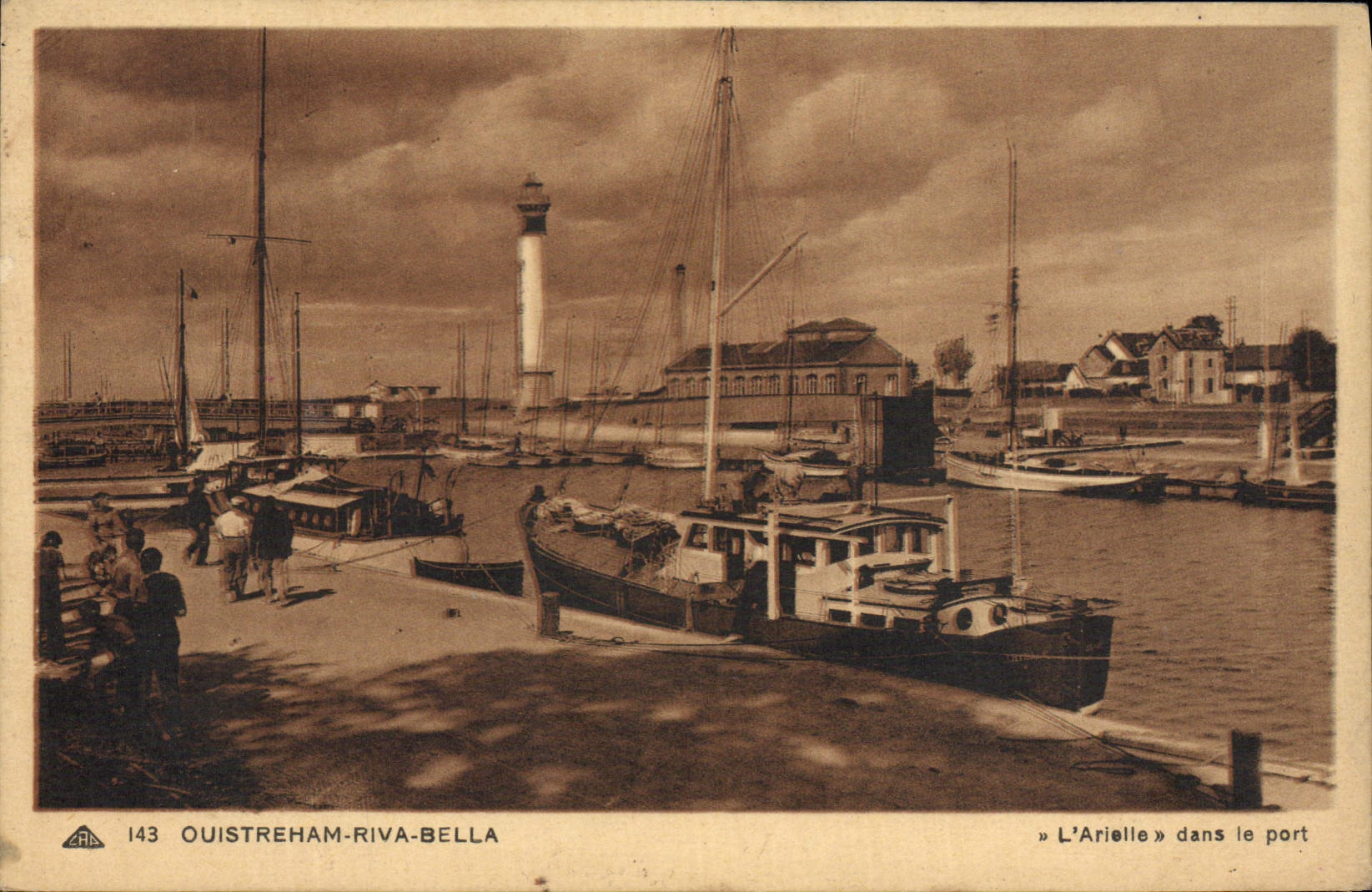 CPA Ouistreham Riva Bella Phare Bateaux