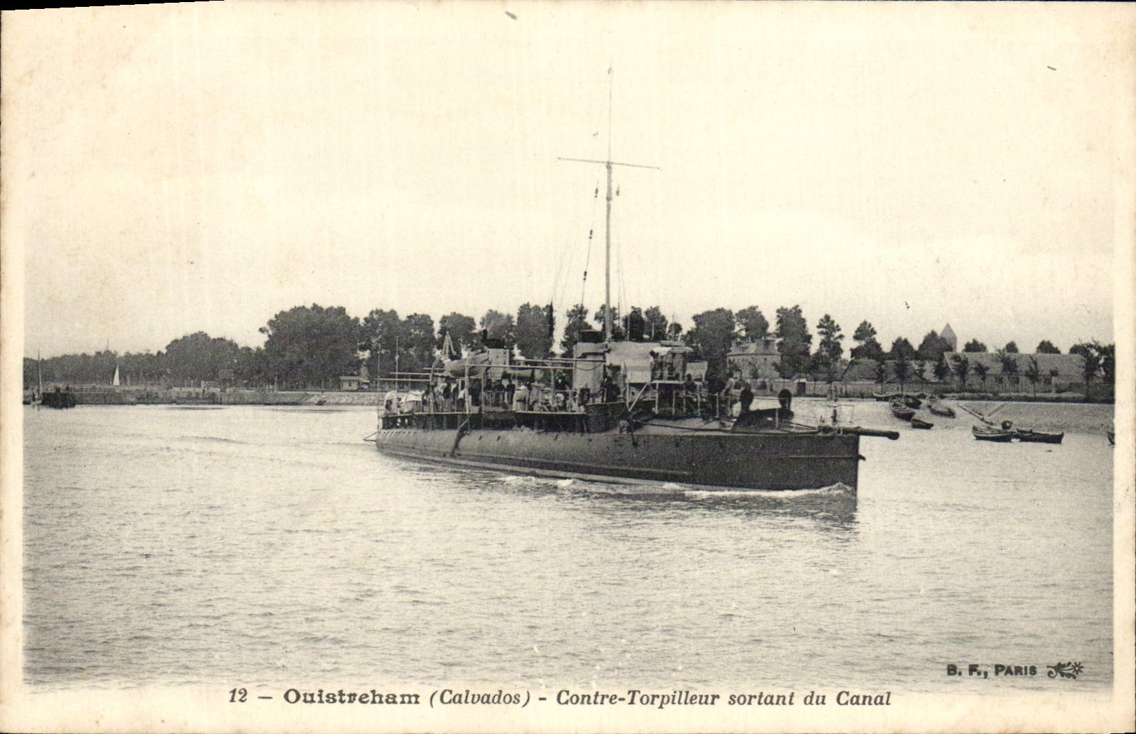 CPA Ouistreham Contre Torpilleur Sortant Du Canal Bateau