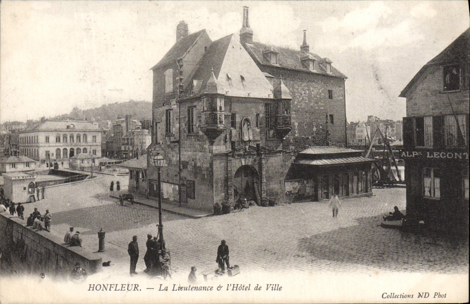 CPA Honfleur La Lieutenance et l'Hotel De Ville