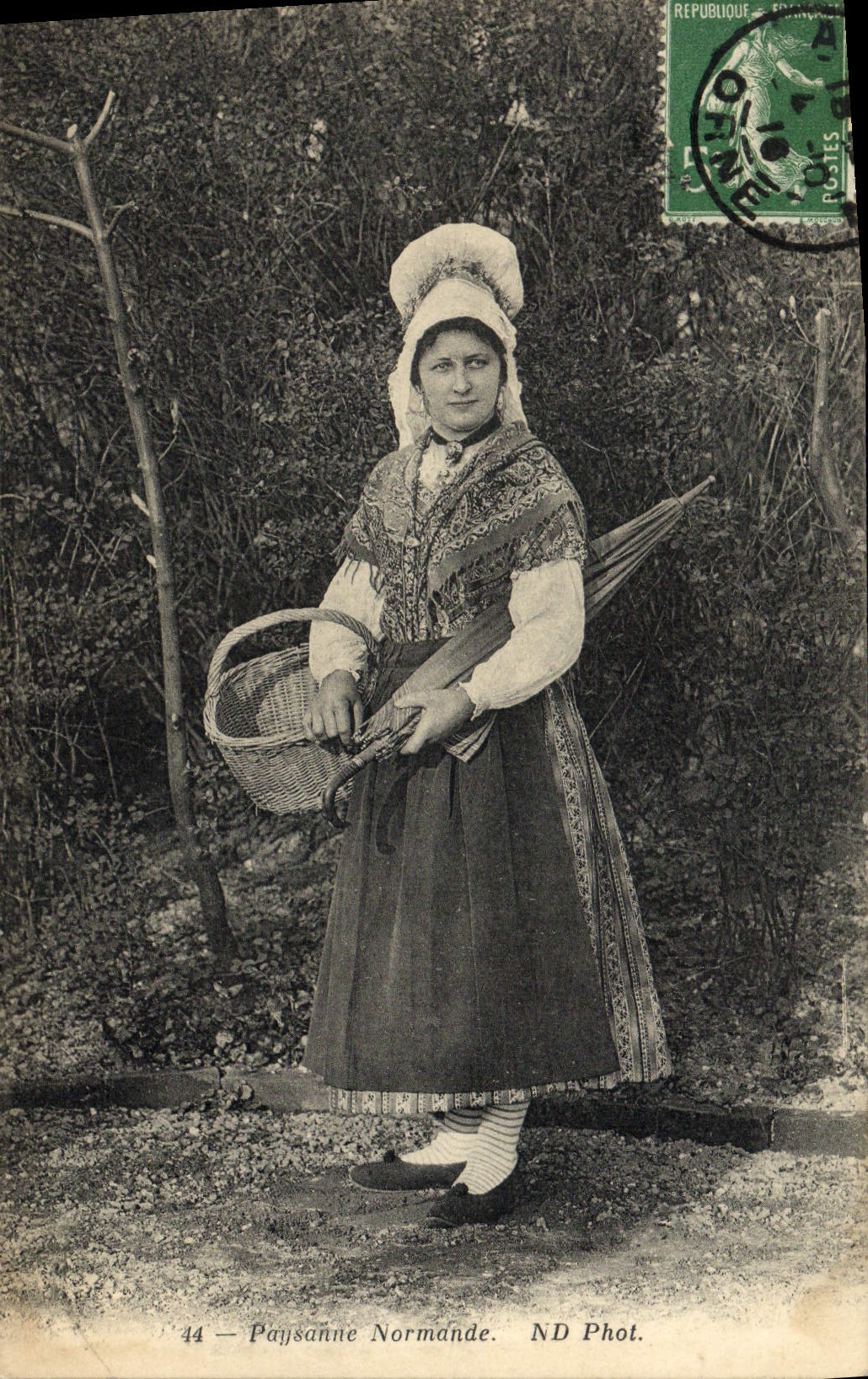 CPA Paysanne Normande Folklore