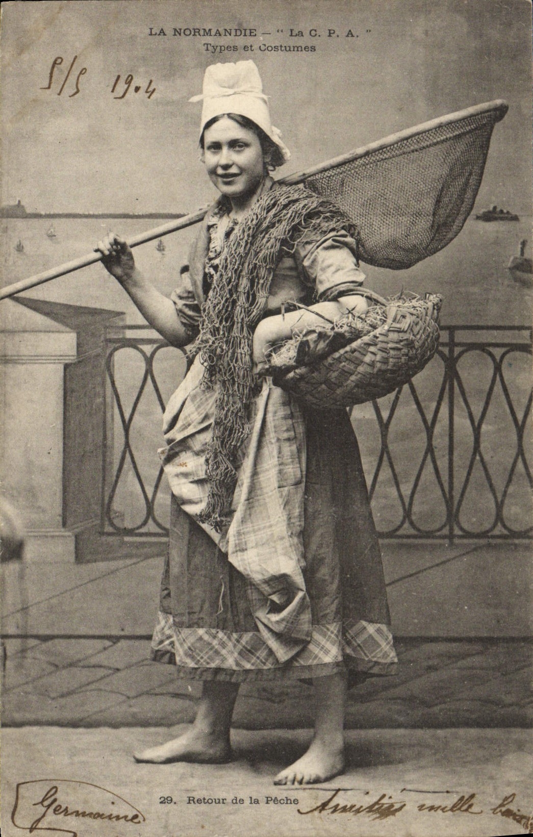 CPA La Normandie Retour de la peche Folklore 