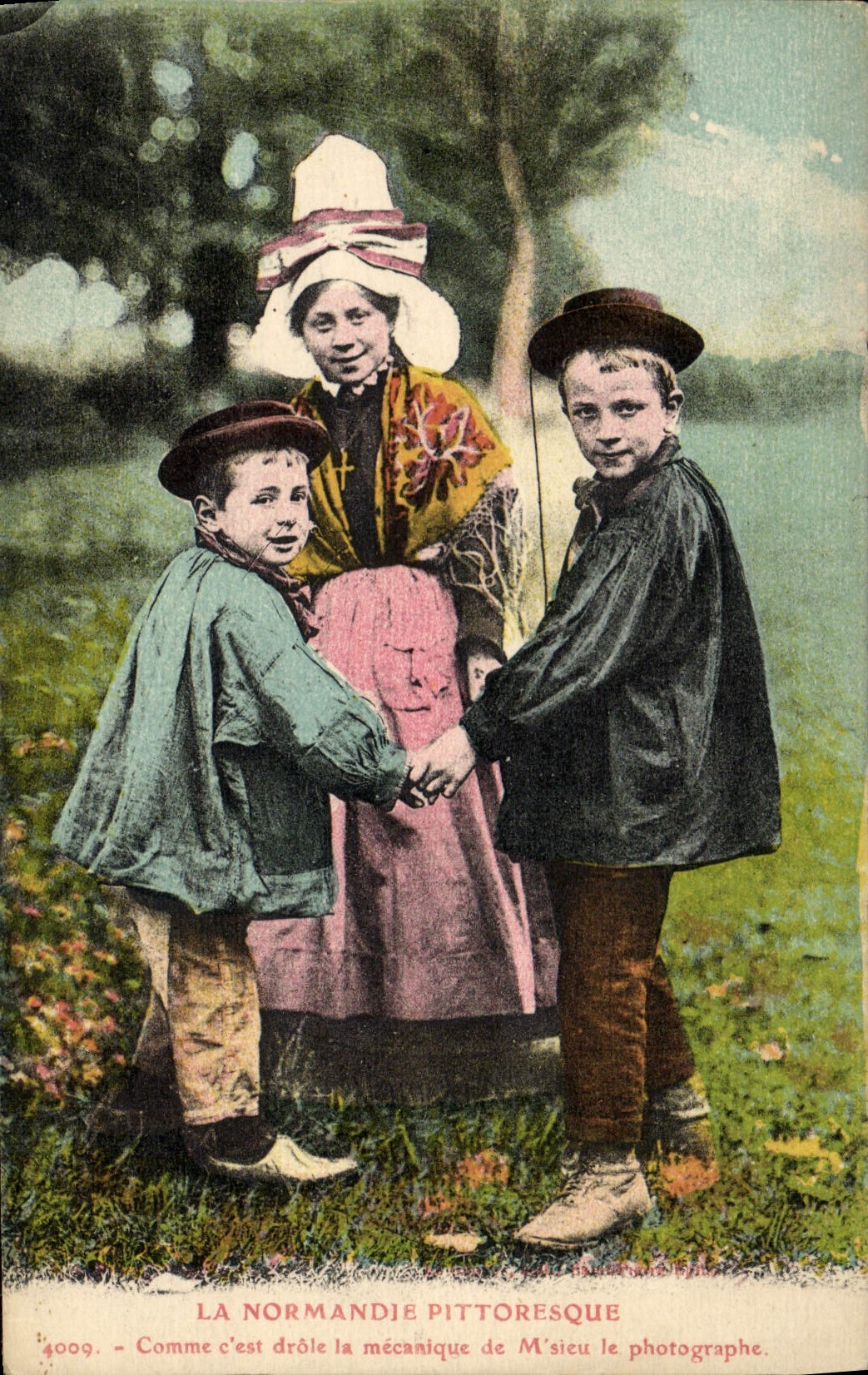 Folklore pintoresco de los niños de Normandía de la POSTAL de la VENDIMIA