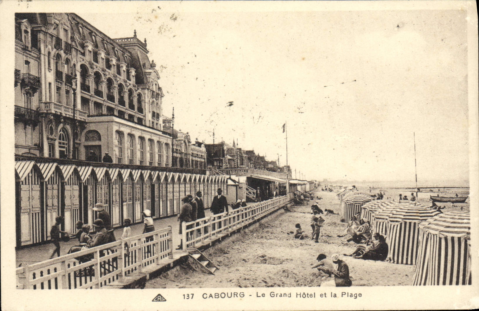 CPA Cabourg Le Grand Hotel Et La Plage